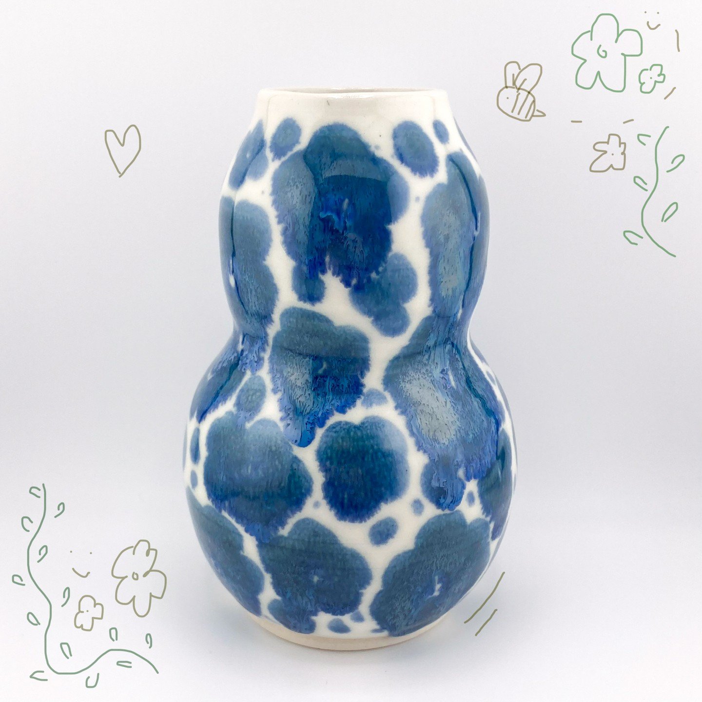 ~~ Drippy flower vase ~~

🌼💧💧💧🐝

#montrealceramics #pottery #stoneware #porcelain #vase #plateaumontroyal #glazeceramics
