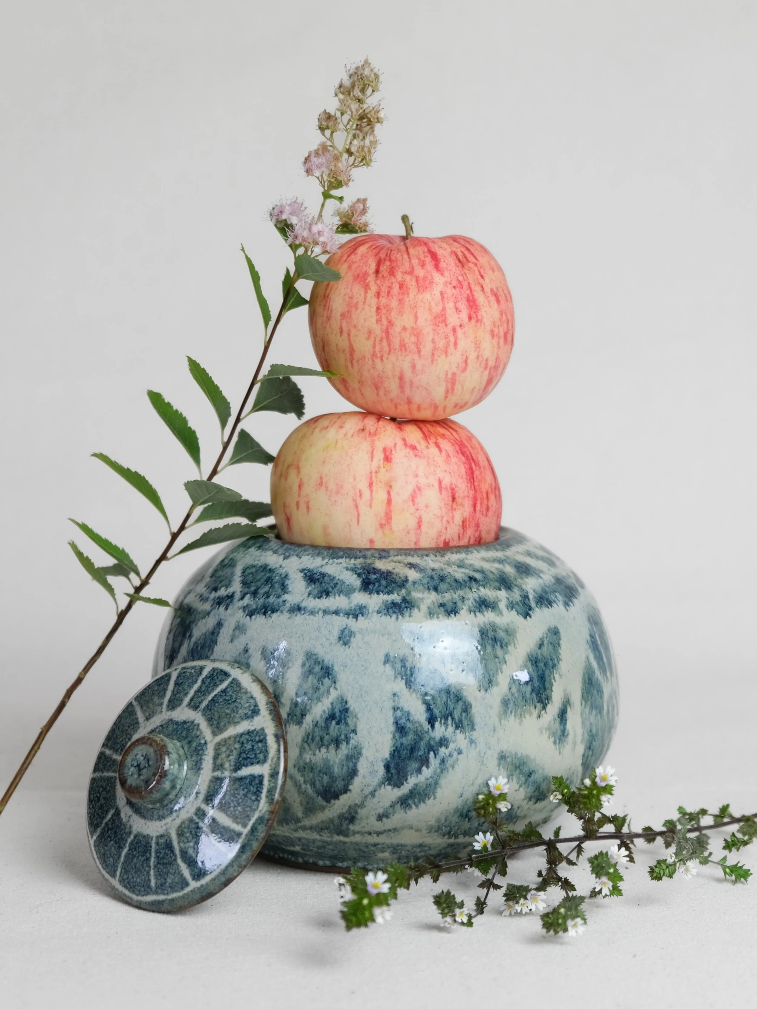 Round lidded jar ~~
