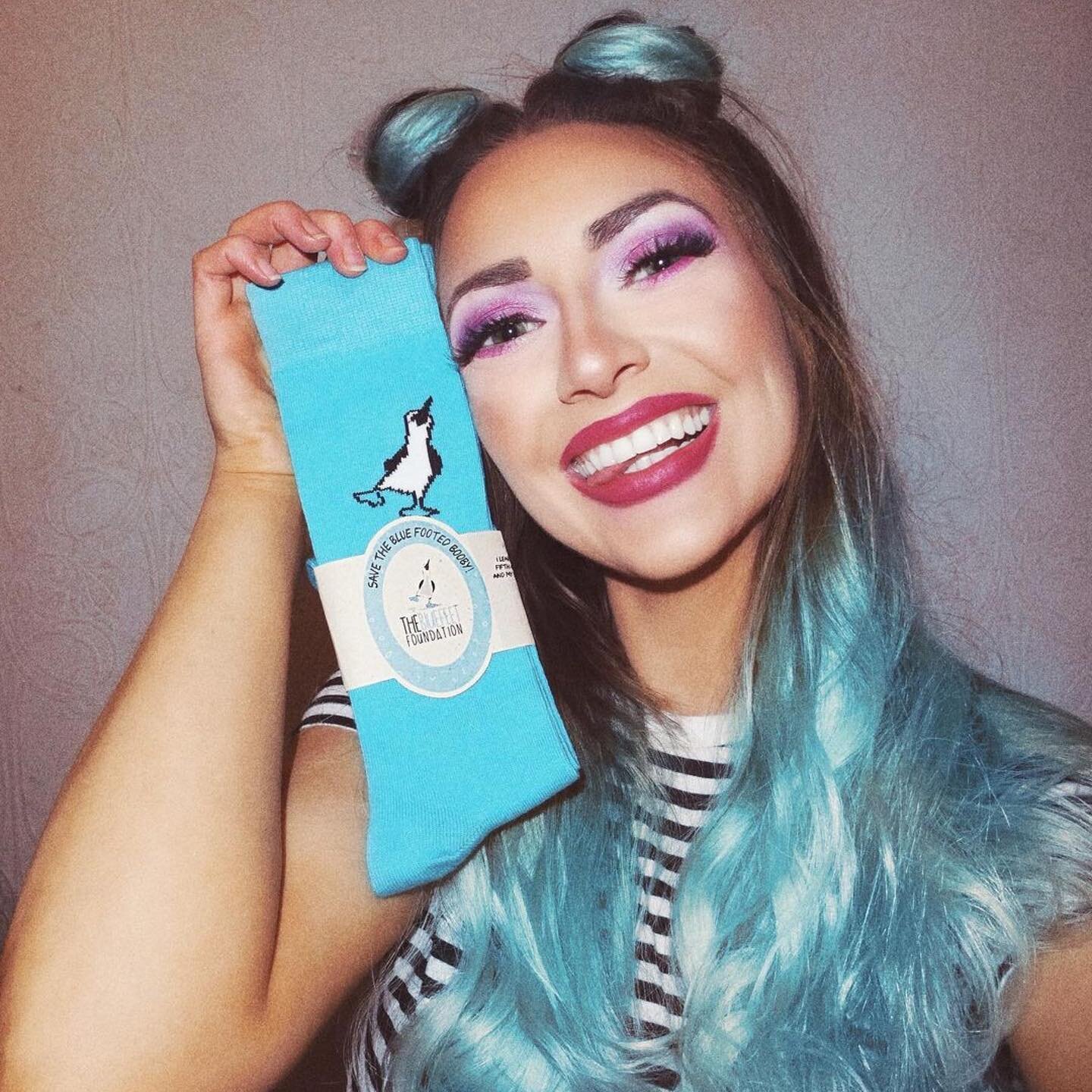 Check out this awesome photo from @theflixxmusic ! Go look at their music! 
・・・
Thank you @thanhmaihealing for getting involved in this great foundation @thebluefeetfoundation 💙 #savethebluefootedbooby 
.
.
.
.
#savethebluefootedboobies #bluefootedb