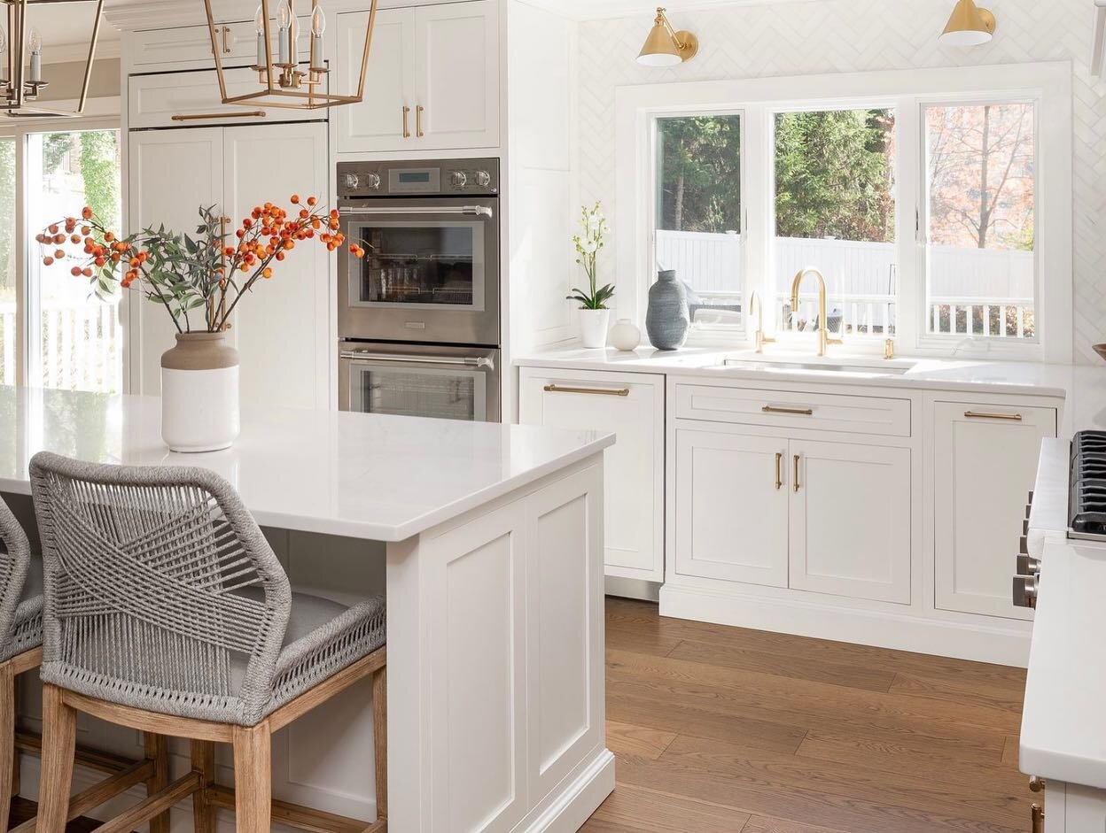 It maybe hot, but who doesn&rsquo;t love these sunny days!
Swipe to see the before of this kitchen. 

Photo: @mcarchphoto mcarchphoto 
Design: @rsdesignmanagement 
.
.
#kitchenreno #kitchendesign #whitecabinets #customcabinets 
#goldhardware 
#kitche