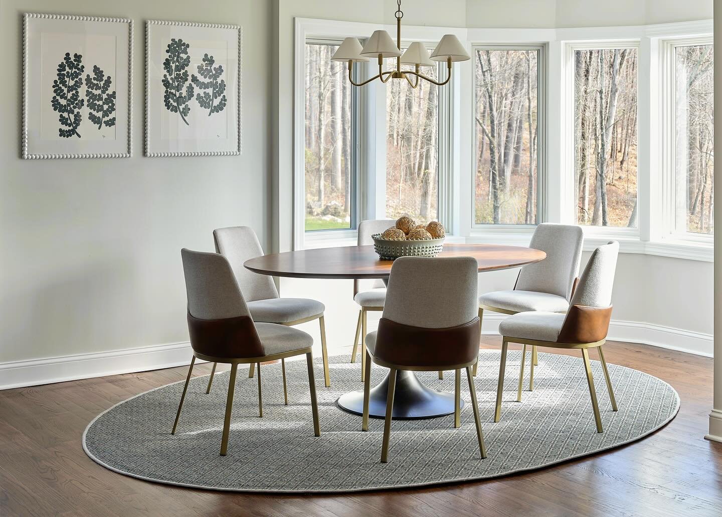 Morning light and modern comfort. 

The eating area at our Brigade Hill project came together with layered neutrals and a palette that stays quiet so the architecture can shine. 

Photo: @vicwahbyphoto 
Design: @rsdesignmanagement 

#breakfastnook 
#