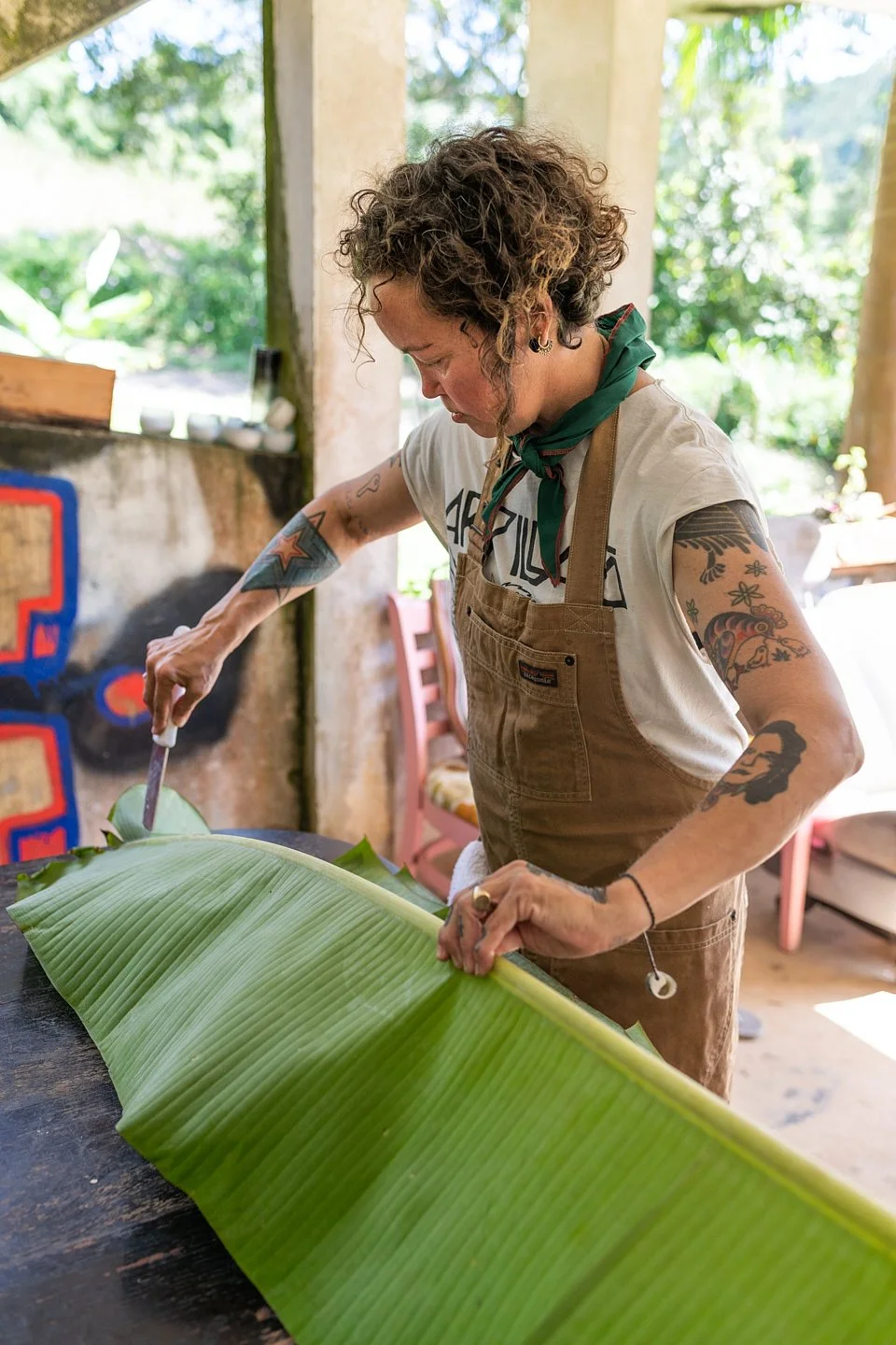  Chef Verónica Quiles cutting banana leaf in preparation for lunch at her home located on El Departamento de la Comida’s farm in Caguas. El Departamento is a non-profit, non-governmental organization that helps support and advance existing sustainabl