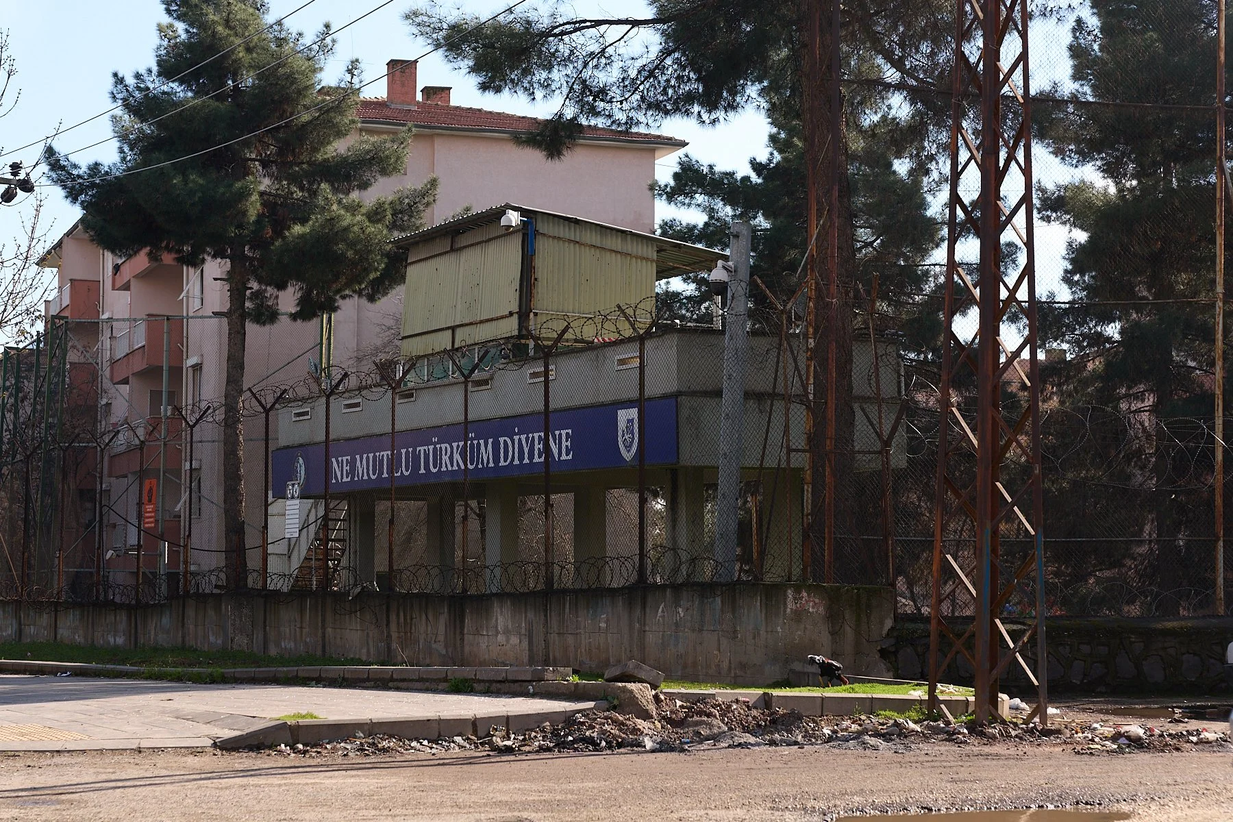  A sign adorns a police station in the city of Diyarbakir (Amed), stating: ‘How happy is the one who says “I am a Turk”. Diyarbakir, the city from which Zarok TV broadcasts, is a predominantly Kurdish city and has remained under occupation and confli
