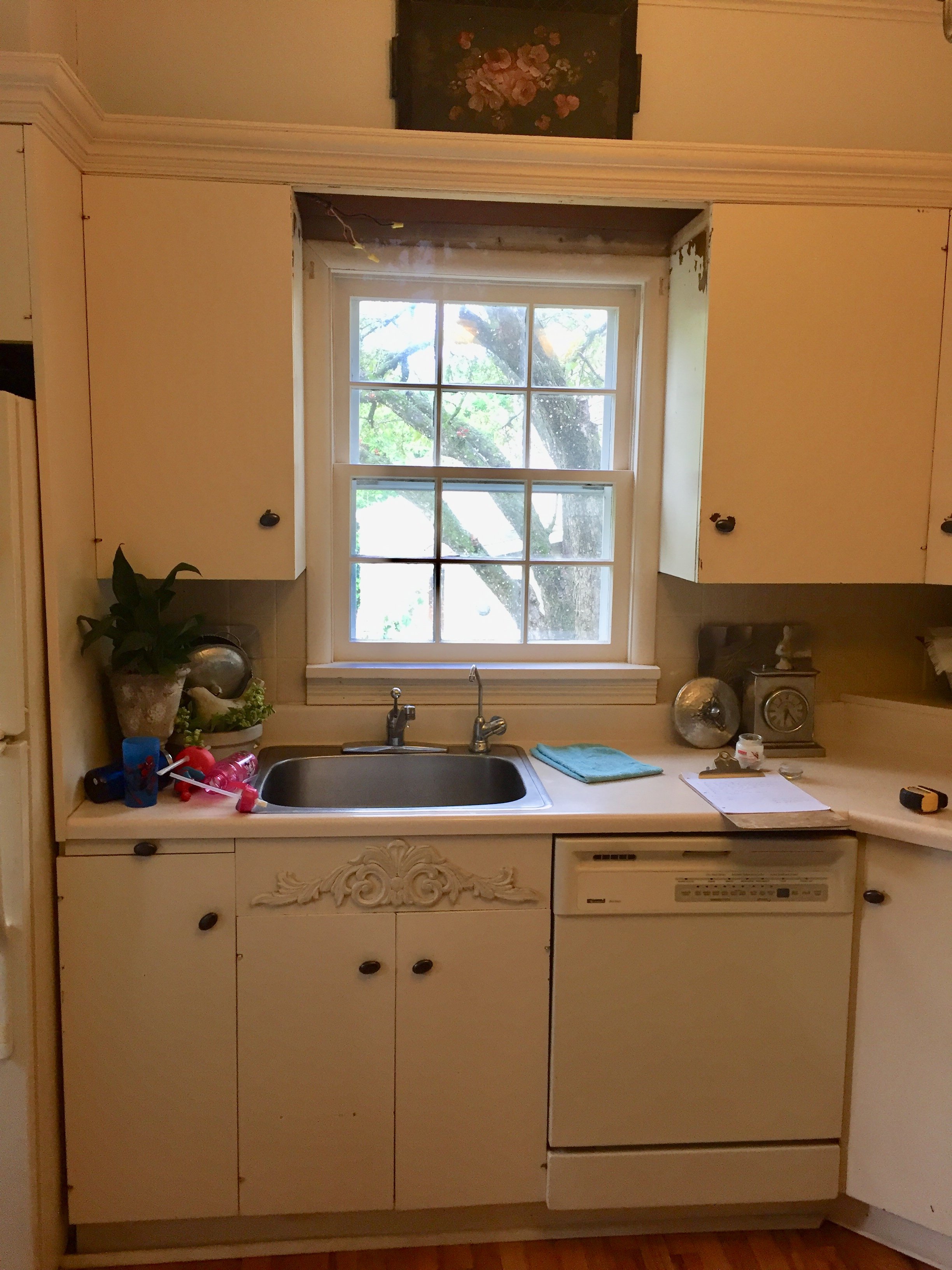 Outdated tiny kitchen in Historic Cedar Rapids 