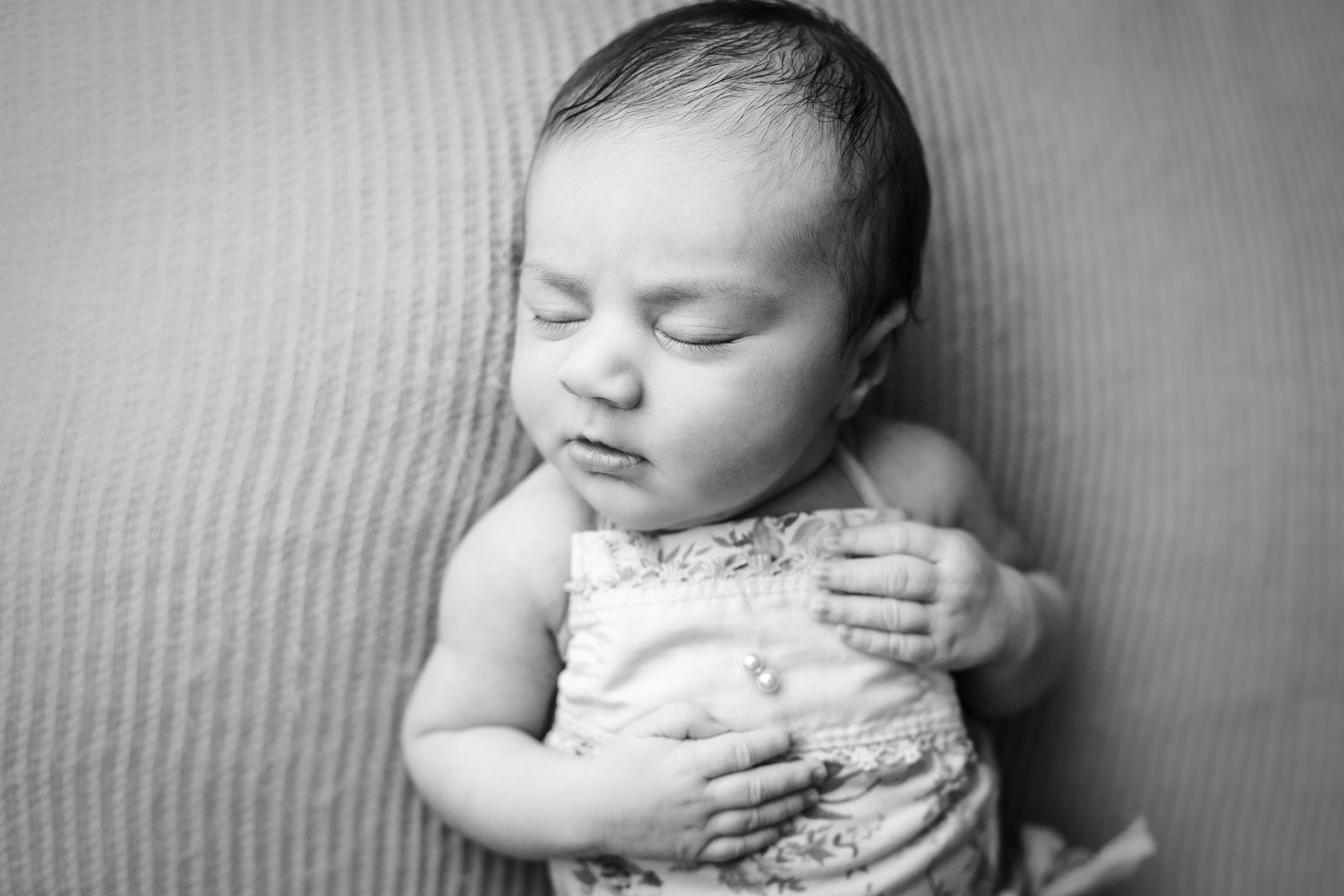 ruby newborn bw -5.jpg