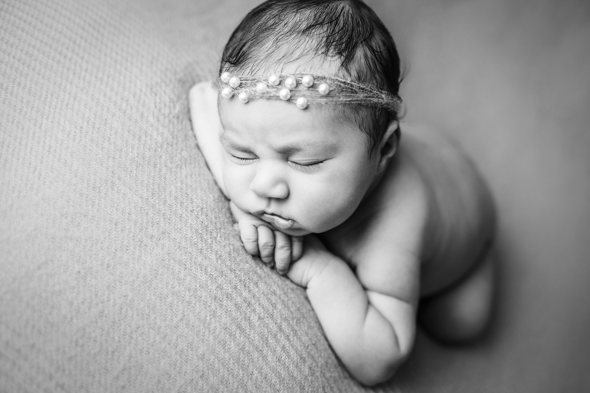 ruby newborn bw -4.jpg