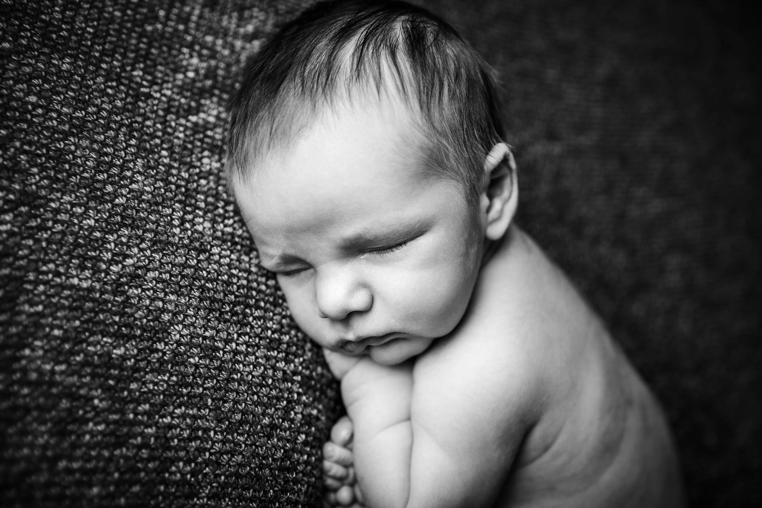 newborn myles bw -6.jpg