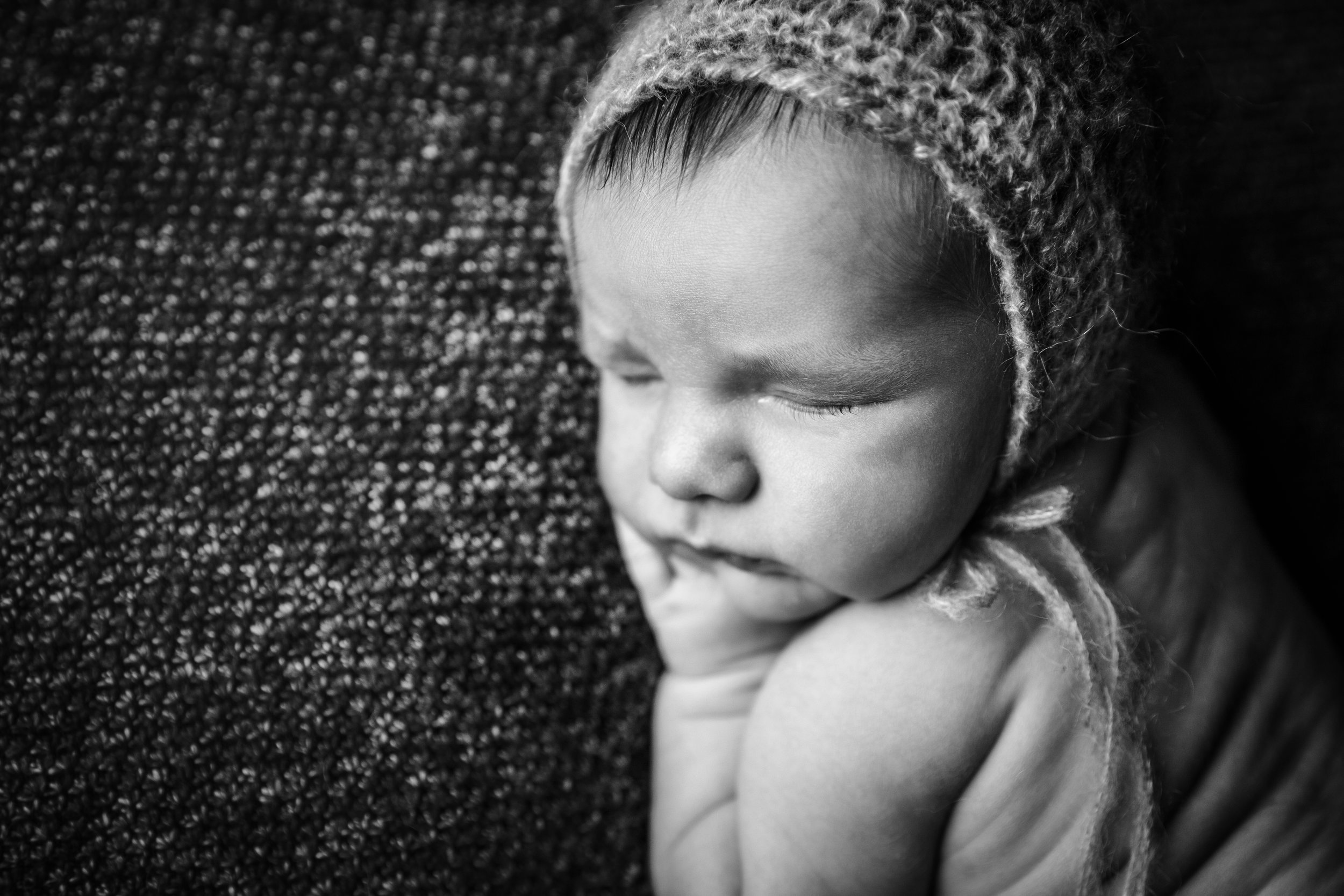 newborn myles bw -8.jpg