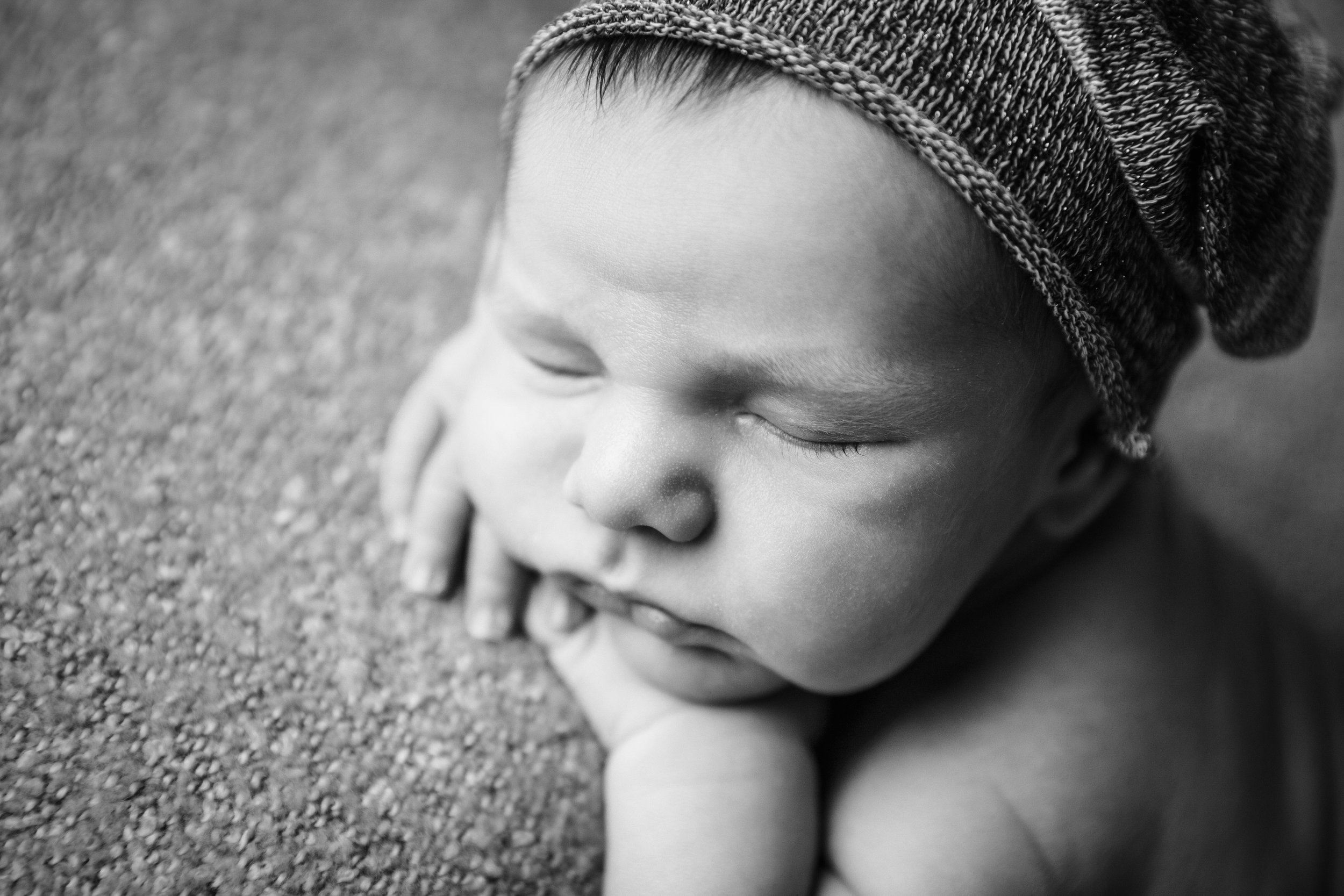 newborn myles bw -10.jpg