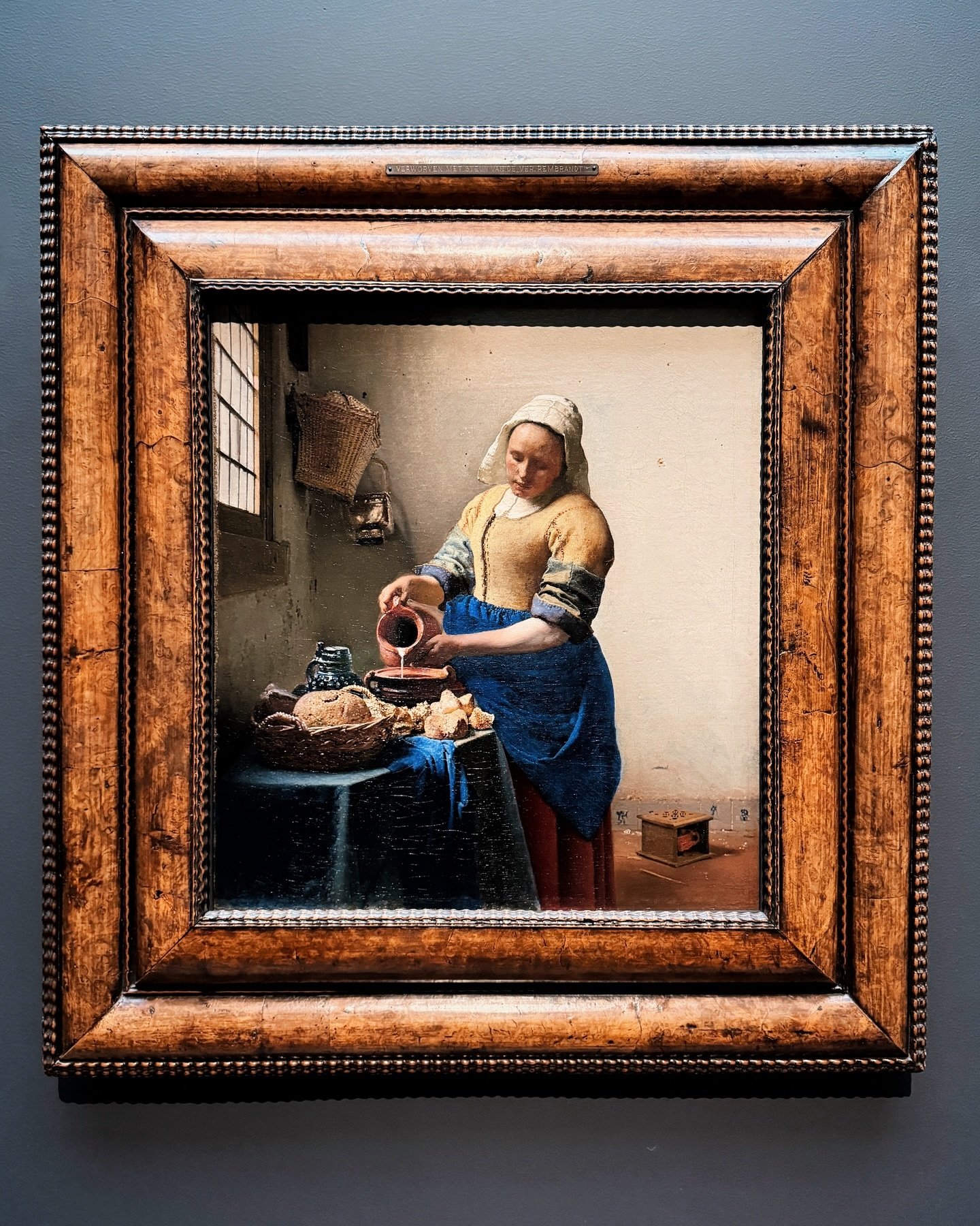 The Milkmaid 🥛 Yesterday, I got to visit the famous Rijksmuseum in Amsterdam for the very first time together with my mother and it was such a great experience - so many fascinating objects and beautiful artworks on display! Other personal favourite