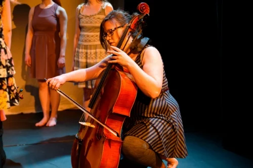 Erin Snedecore in Spontaneous Emergence . Photo by Rob Cannon .