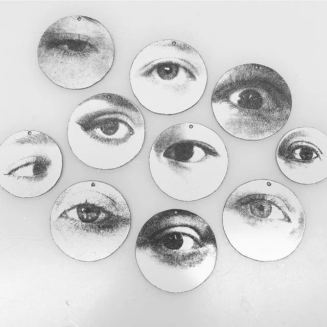 I made laser engraved enamel eye portraits today with a great group of high schoolers...
#enamel #laserengraving #eyeportrait #eyeminiature #contemporaryenamel #contemporaryjewellery #artjewellery #artjewelry #contemporaryjewelry #iupjewelry