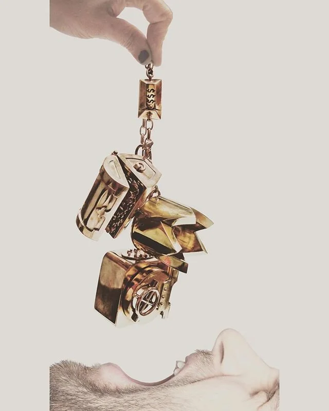 The Fate of Crassus, 2020
.
.
.
.
executed for greed with molten gold poured down the throat .
.
#jewelry #artjewelry #artjewellery #charms #charmbracelet #greed #crassus #rome #gold