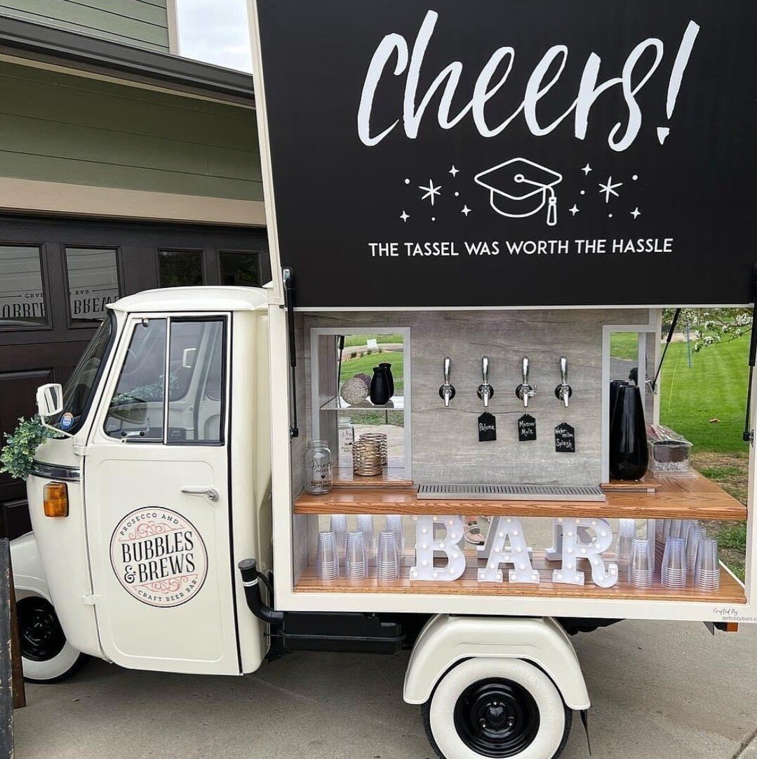 Who is celebrating the Class of 2023? Cocktails, mocktails, hello Ros&egrave;! We are ready to help you mark this milestone.

#bubblesandbrewsoc #getcozyvintagemobilebars #orangecounty #california #mobilebartender #mobilebarservice #drinksontaps #sma