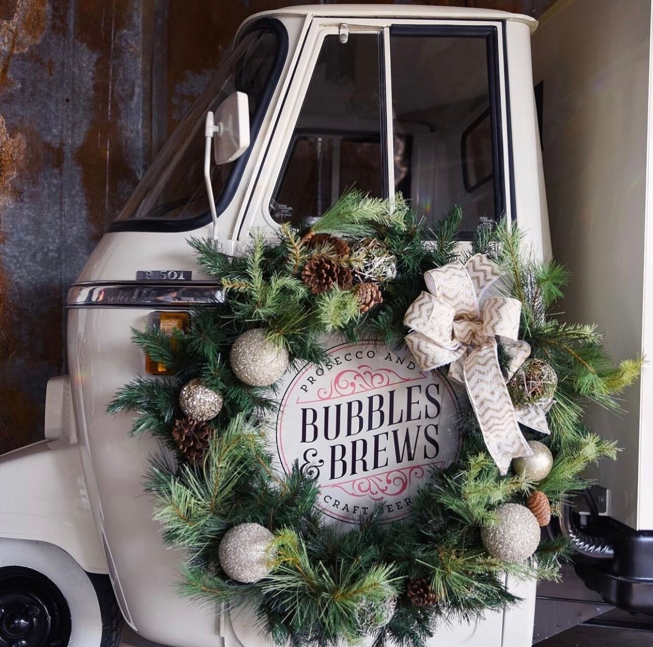MERRY CHRISTMAS from our family to yours! 🤍🌲⁠
⁠
📷️: @laurelbellephotography⁠
◻️: @rkdesign⁠
🍾: @bubblesandbrewsclt⁠
⁠
// #ChristmasInspo Piaggio #ChicagoMobileBar #ChicagoChristmas #BubblesAndBrews #EventPlanning #Bubbly #Brews #Champagne #Custom
