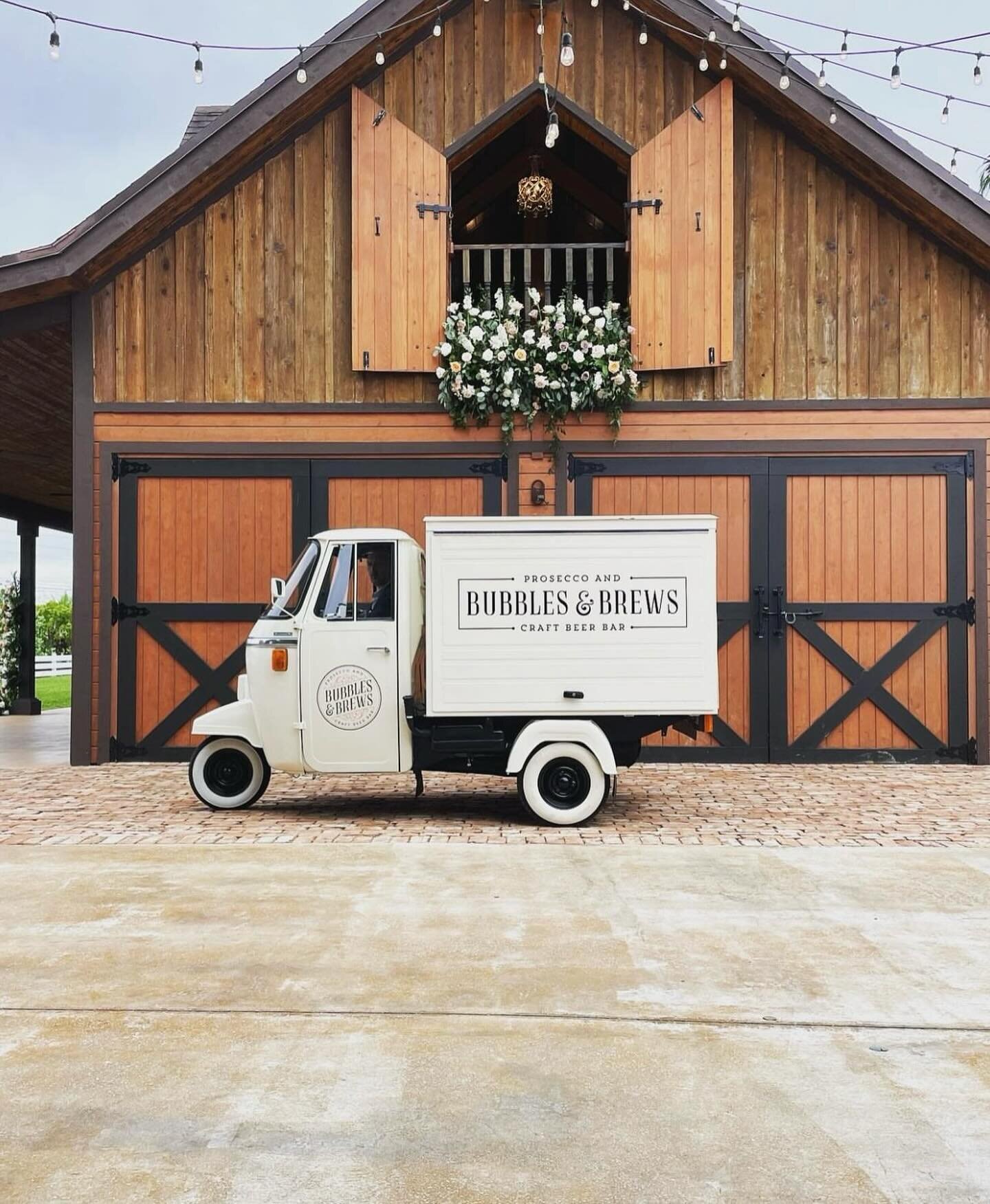 🎉 Let us help you celebrate your special day! Our adorable vintage Piaggo is ready to roll up and serve your favorite drinks all night long 🍹🍸 Whether it&rsquo;s a birthday, wedding, or any other special occasion, we&rsquo;ve got you covered! Sit 