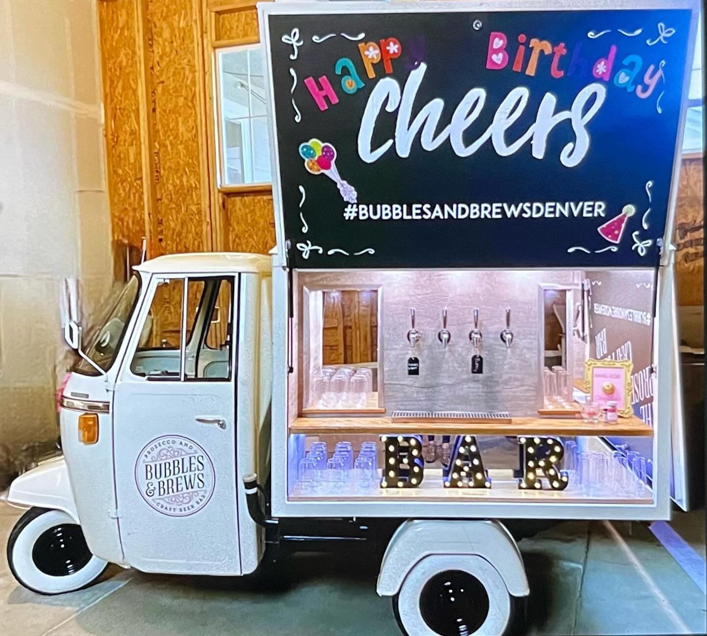 🎉🎈Surprise! 🎈🎉 Who doesn&rsquo;t love a good surprise party? The excitement, the joy, the fun - it&rsquo;s all part of the thrill. Happy Birthday, Hailey! 🎉🎈
.
.
.
#bubblesandbrews #getcozyvintagemobilebars #mobilebar #getcozy #piaggio #drinks 
