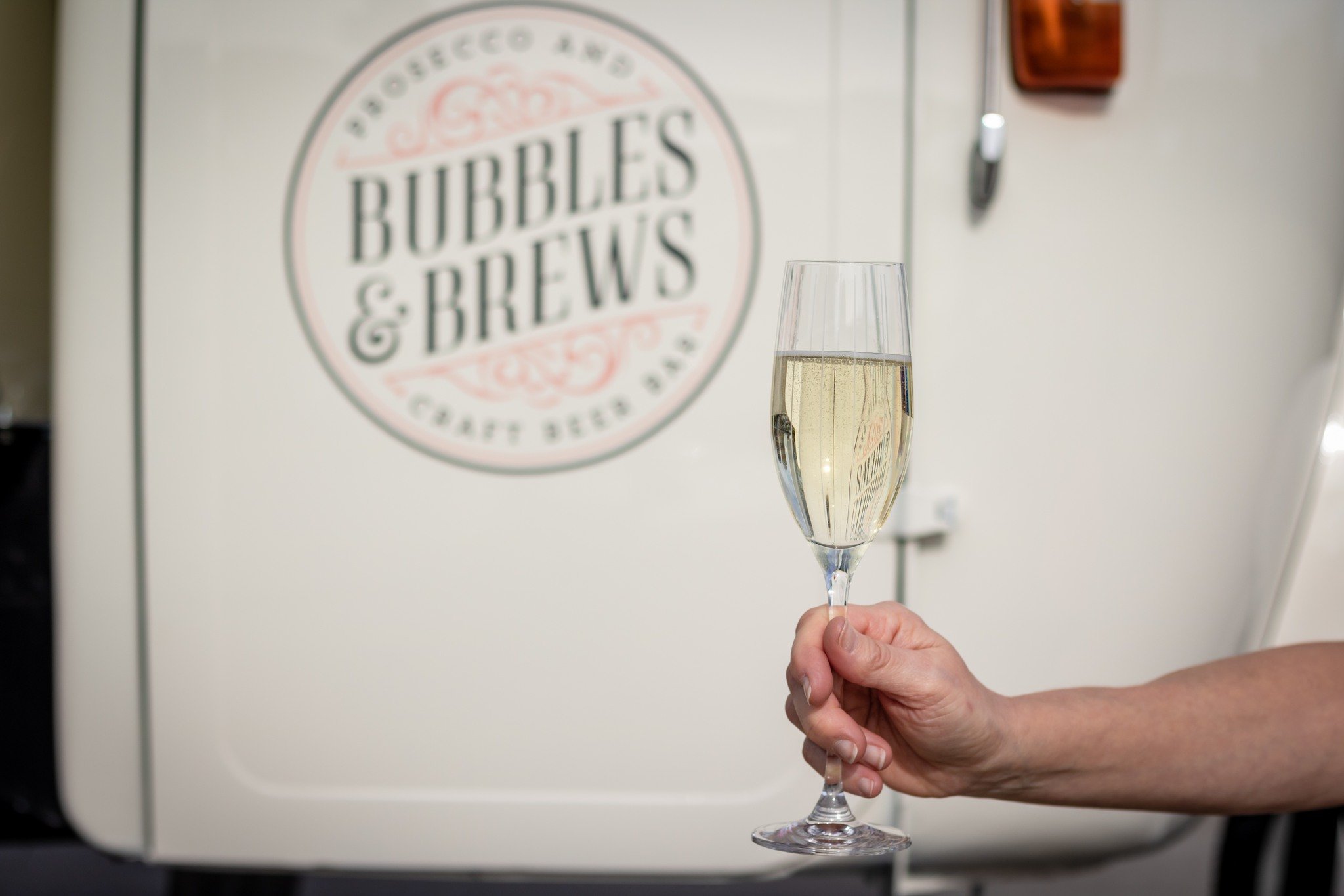The art of toasting!🥂 Lets talk about toasting etiquette: 

Tips: 
- Hold Your Glass Properly: When sipping, hold the glass by the stem or base. This keeps your drink cool and avoids warming it with your hand!
- Keep the toast short and sweet: A mem