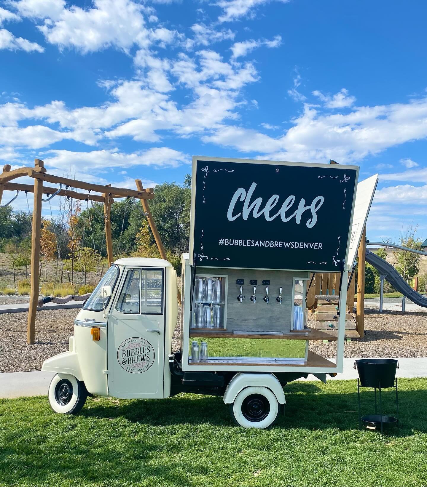 🍸✨ Did someone say cocktail crawl? 🥂✨ We had an amazing time at the Looking Glass neighborhood event, sipping on delicious drinks and mingling with fellow cocktail enthusiasts! 🍹✨

#bubblesandbrews #getcozyvintagemobilebars #mobilebar #getcozy #pi