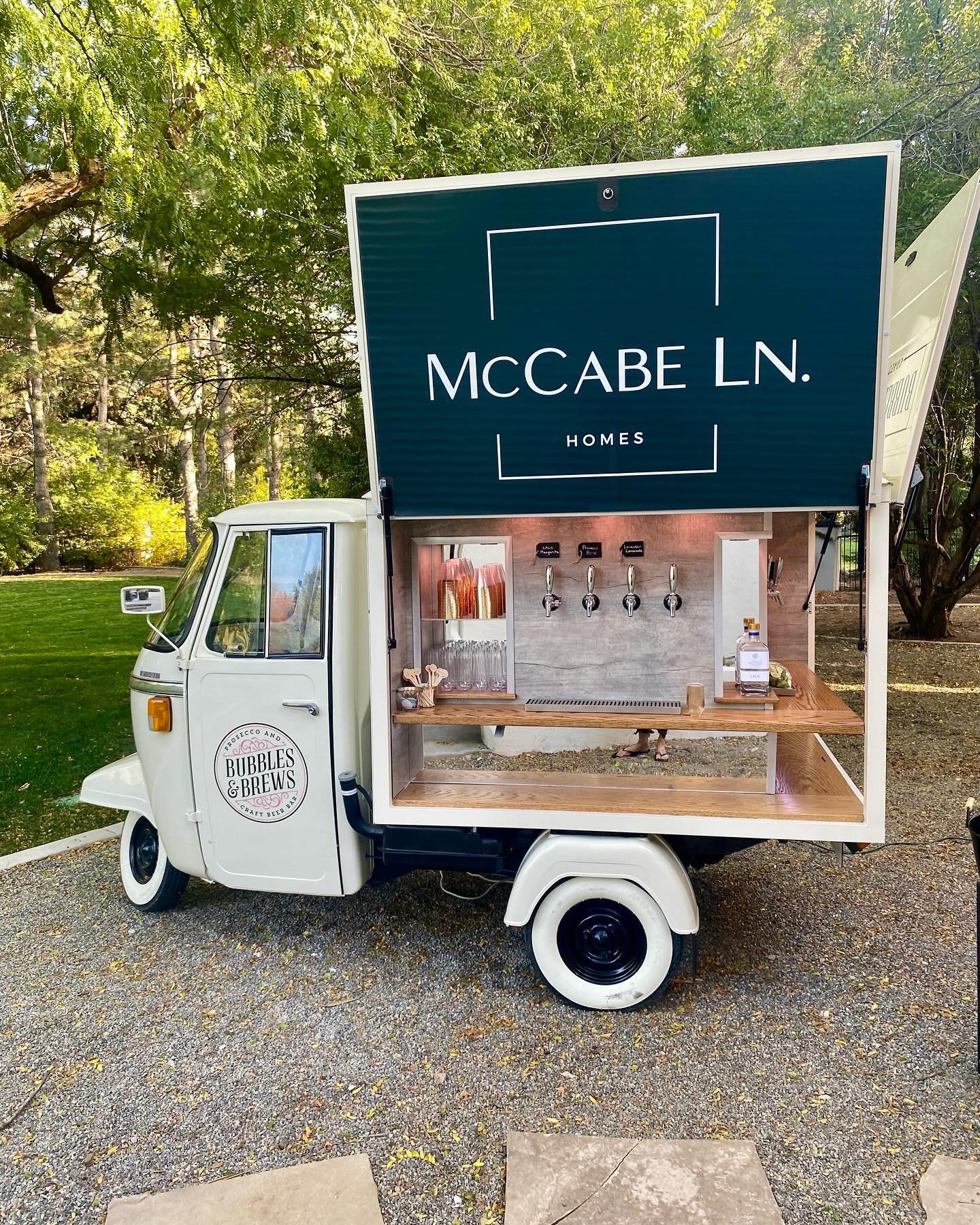 🏘️🥂 Two of our favorite things: seeing Lily, our Piaggo in action and watching @mccabeln.homes renovate and sell the most stunning luxury homes. 🏠🍻
.
.
.
.
.
.
.
#bubblesandbrews #getcozyvintagemobilebars #mobilebar #getcozy #piaggio #drinks #mob
