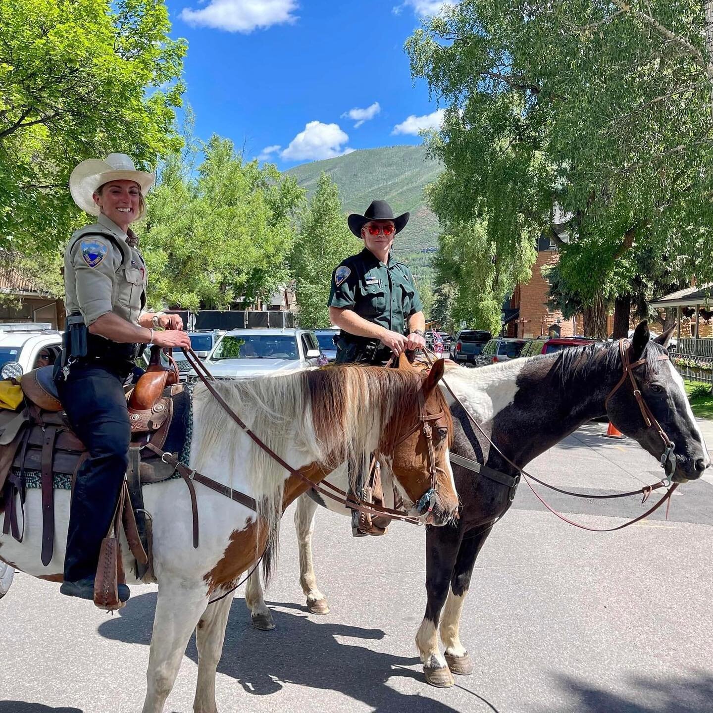 Anybody recognize these familiar faces? 

Keeping @pitkinsheriff safe since 2022! 🇺🇸 We may have to make our parade return and join them next year&hellip;

#aspen #aspenco #keepingthewestwild #pitkinsheriff #mounteddeputies