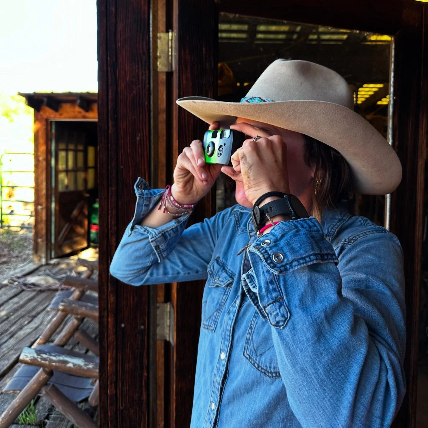 Memories are cool, but memories at @snowmasscreekoutfitters are cooler. 📸 

Photographer photographed: @lecsiglenn 

#aspen #snowmass #aspensnowmass #horsebackriding #geldinggirls #keepingthewestwildsince1978