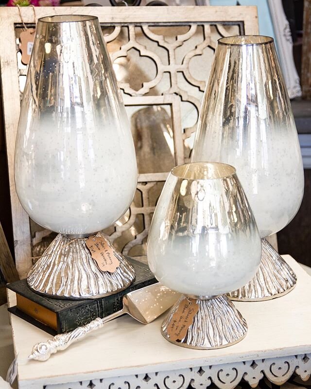 Melt your eyes with these gorgeous vases 😍 Silver &amp; Mercury Glass Vase
Smll $49
Lrg $69
.
.
.
#Creativedesignsrb #creativedesigns #hangingisland #hangingrack #kitchenaccessories  #outdoorfurniture #indoorfurniture #styleinspo #antiquestyleddecor