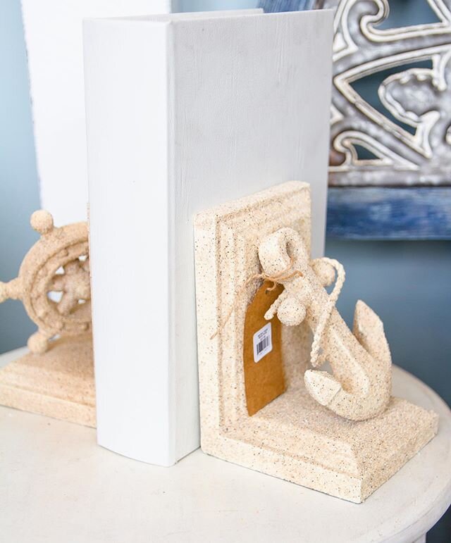 Who knew you could bring the sand inside and it be so cute 🏝 These anchors and book ends will make you feel like your at sea 🌊 $37 ea. .
.
.
. 
#creativedesignsrb #interiordesign #losangeles #redondobeach #interior #interiordecorating #style #style