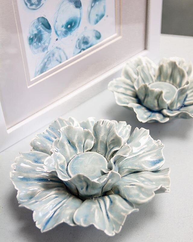 Flowers are the perfect touch to adding delicacy to your home ✨ These ceramic flower candle holders are so pretty they could be used with or without a candle ✨
.
Lrg $24 
Smll $12
.
.
. .
. . 
#creativedesignsrb #interiordesign #losangeles #redondobe
