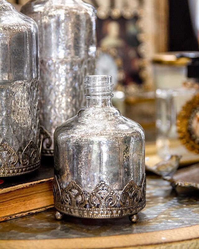 How beautiful are these mercury vintage bottles!! 🤩 And at night the light up from the inside with little LED lights ✨ .
Always bringing you the best home decor 💕
.
.
.
.
. 
#creativedesignsrb #interiordesign #losangeles #redondobeach #interior #in