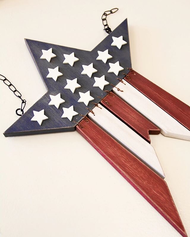 ALL 4th of July decor is 25% off!!! ✨🇺🇸 Change out your other favorite arrow replacements from us with this new star shaped American flag replacement!! .
.
.
.
#creativedesignsrn #redondobeach #interiordesign #losangeles #beachstore #homedecor #hom