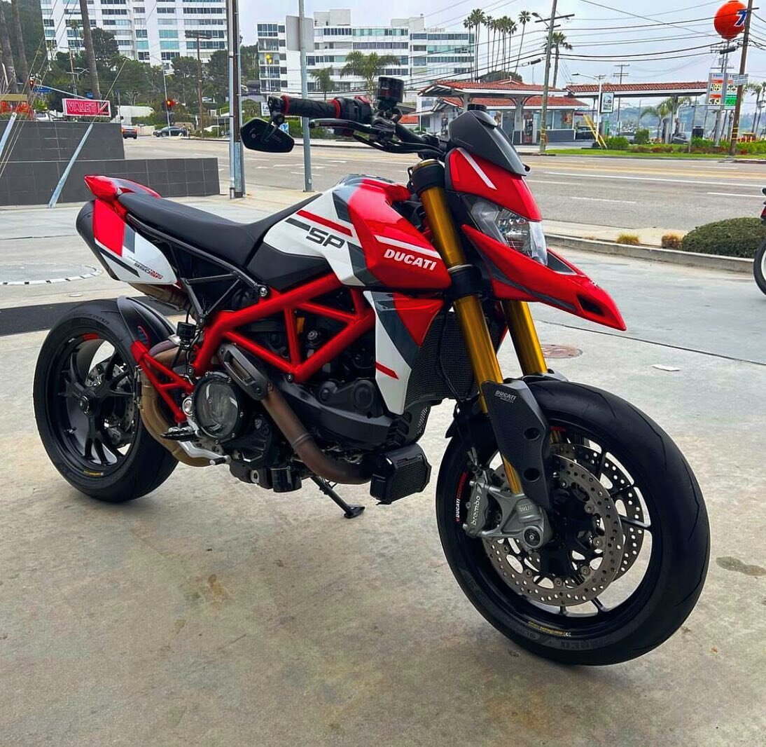 Variety is the Spice of Life.
Blinged out Italians, Vintage Japanese Racers, Luxury Power Cruisers &amp; finally &hearts;️ Mi Amore, the @mvagustamotor Brutale 800 RR SCS 🏍️🔥🇮🇹
&bull;
#varietyisthespiceoflife #welovemotorcycles #archmotorcyclecom