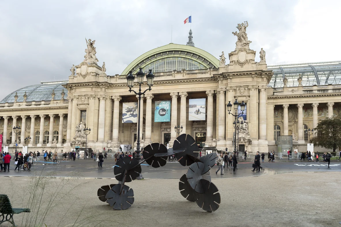 FIAC PARIS INSIDER’S EXPERIENCE FIAC, the annual city-wide contemporary art festival makes Paris one of the most exciting destinations and a must visit for art aficio- nados. Curagenda's signature FIAC Paris Art Trip is one of our best sellers offering our guests the best Parisian art experience during the art week such as our acclaimed art expert guided insider tours to the fairs and local galleries, breakfast visits with top French artists, introductions to gallery directors and curators, behind-the-scenes culinary walk…all paired with the finest luxury 5-star accommodations in the center of Paris.