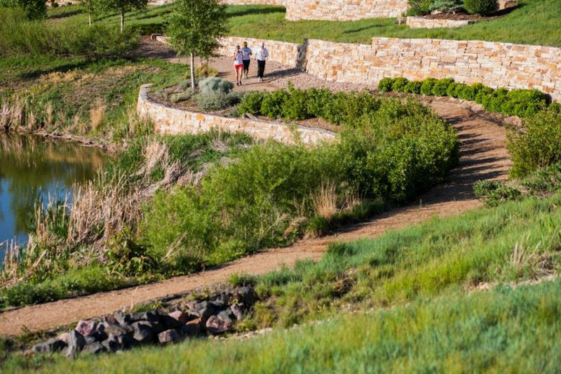 neighbors-walking-trails-in-anthem-highlands-in-broomfield-colorado.jpg