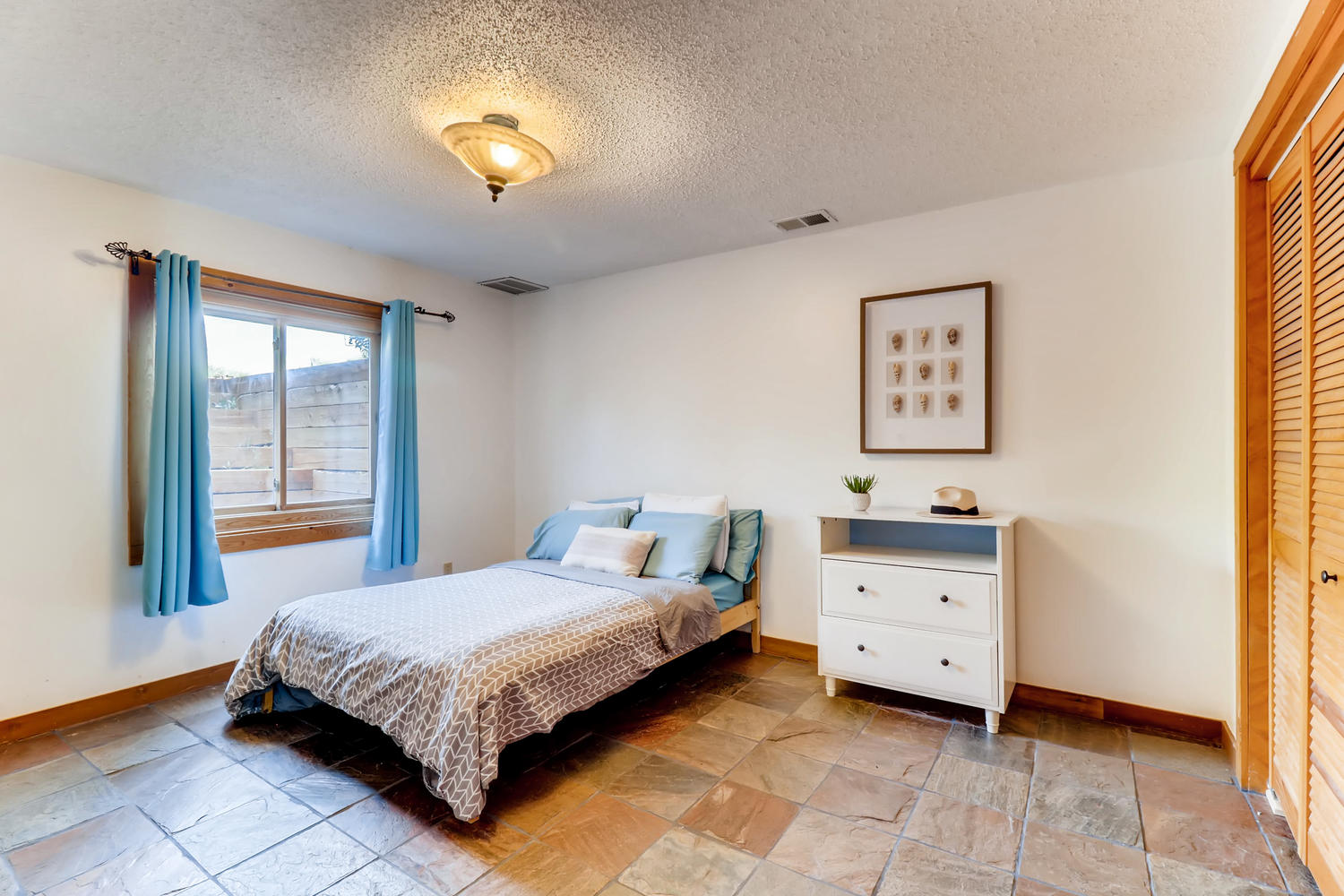 280 BOULDER VIEW ROAD Boulder-large-021-015-Lower Level Bedroom-1500x1000-72dpi.jpg