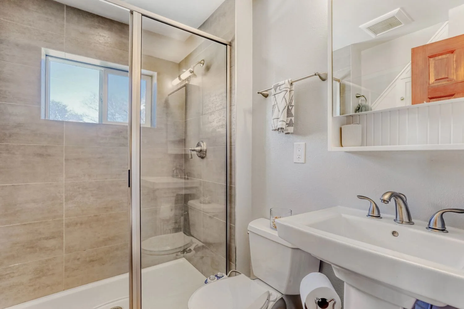 3225 Arnett St - Web Quality - 031 - 28 Bathroom.jpg