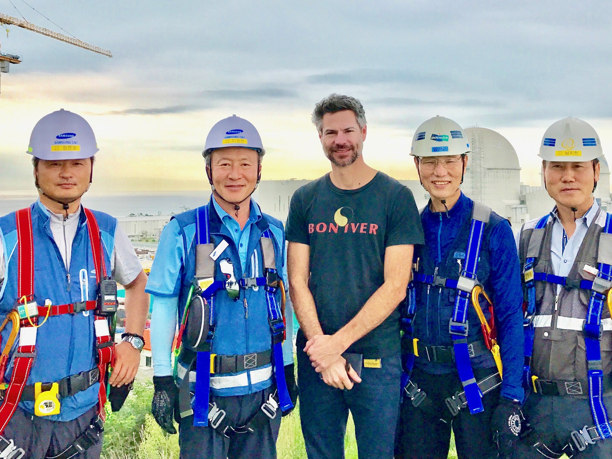 The author with the construction managers overlooking Shin-Kori 5&6, the two reactors whose construction was halted but will now be re-started.