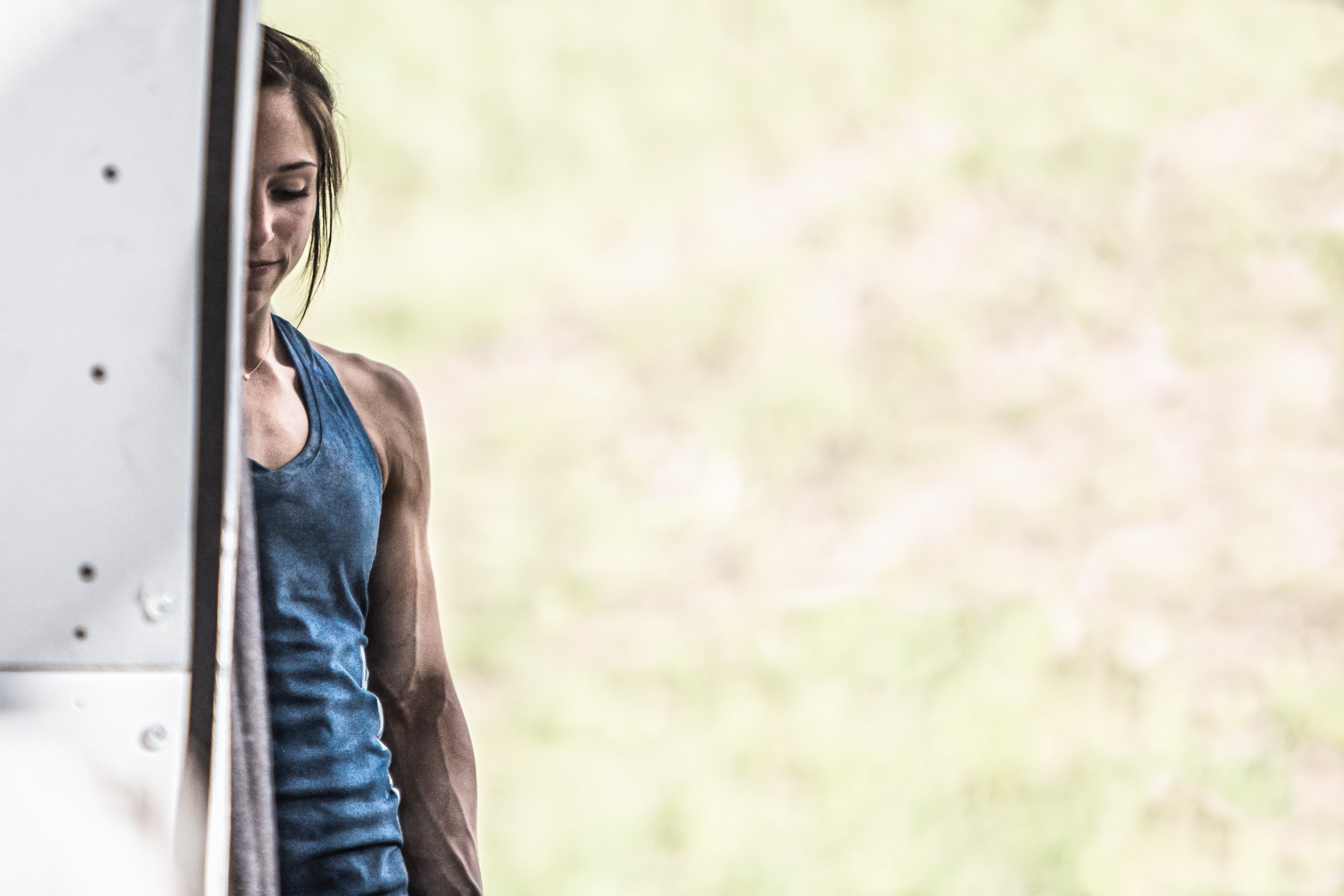 16:47 | Alex Puccio finding some peace while waiting to climb in Finals.