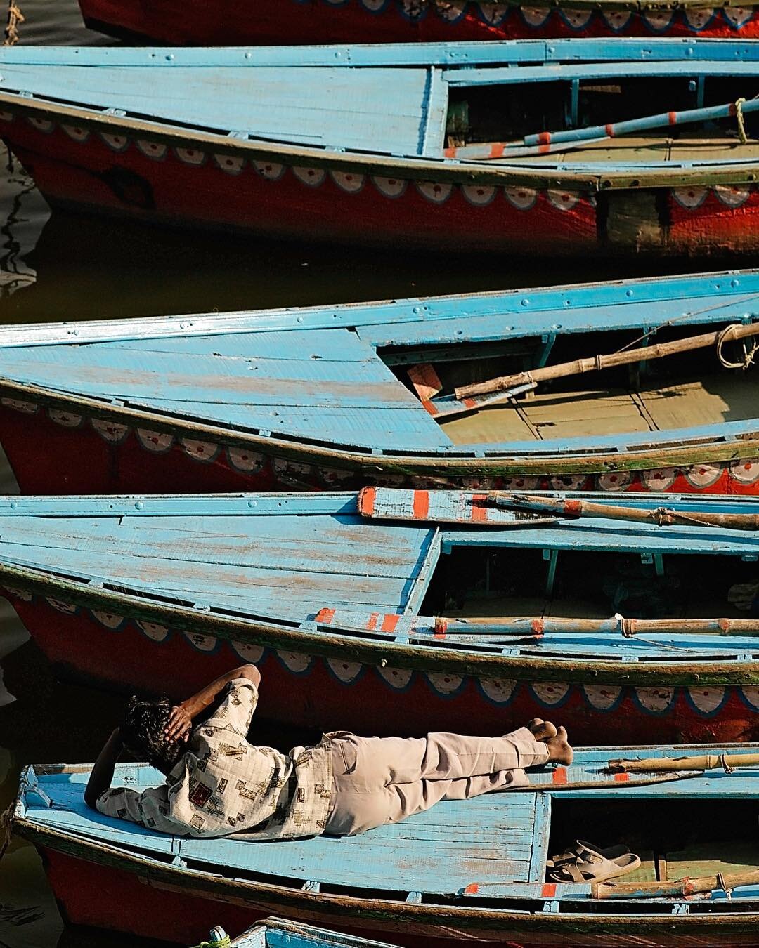 The symmetry of this moment on The Ganges just blew.me.away. 🙌🏻 #lifeinlight #indiatravelgram #india #style #color #nationaldestinations #instagram #_soi #storiesofindia #photooftheday #passionpassport #travel #travelgram #portrait #documentaryphot