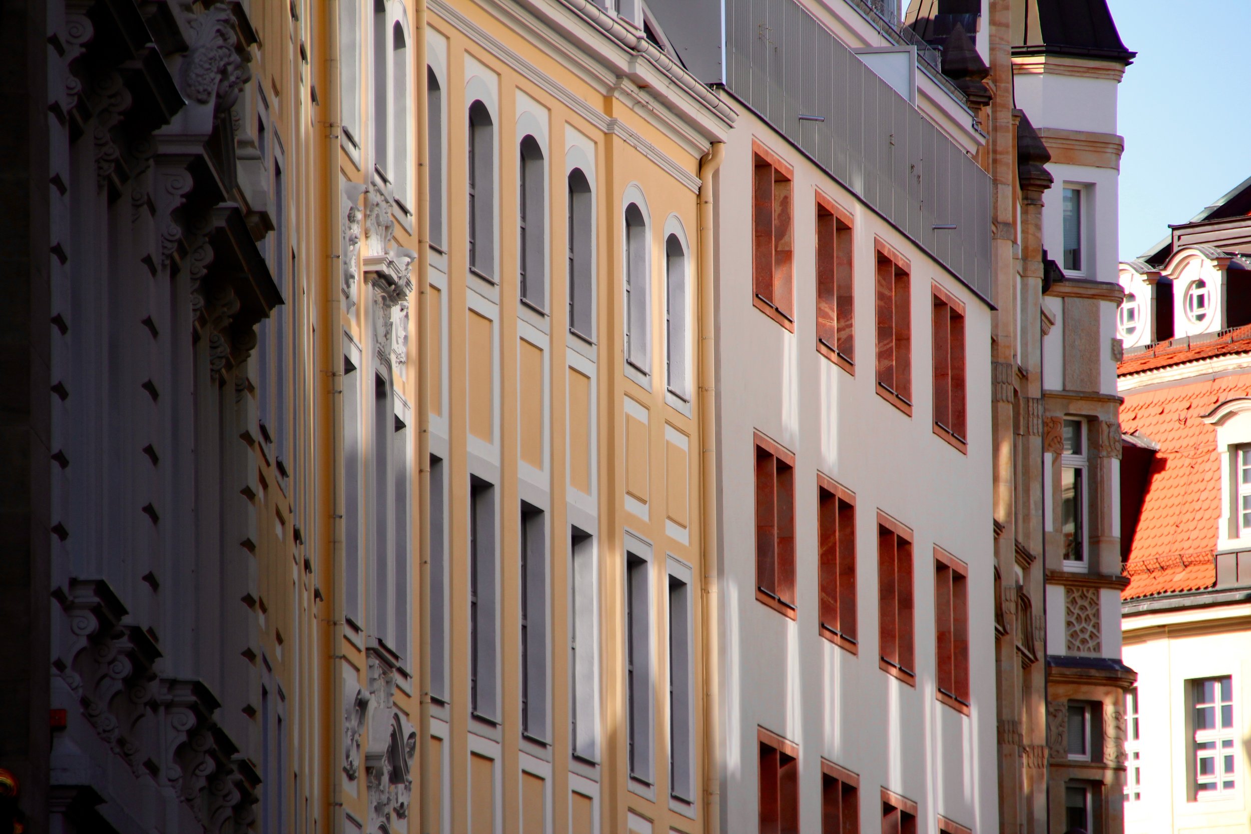 facade-1046665.jpg