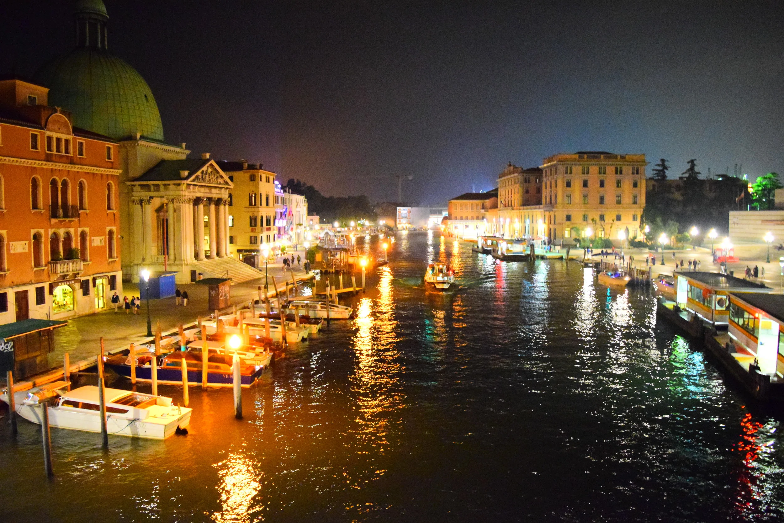 Venice at night. 