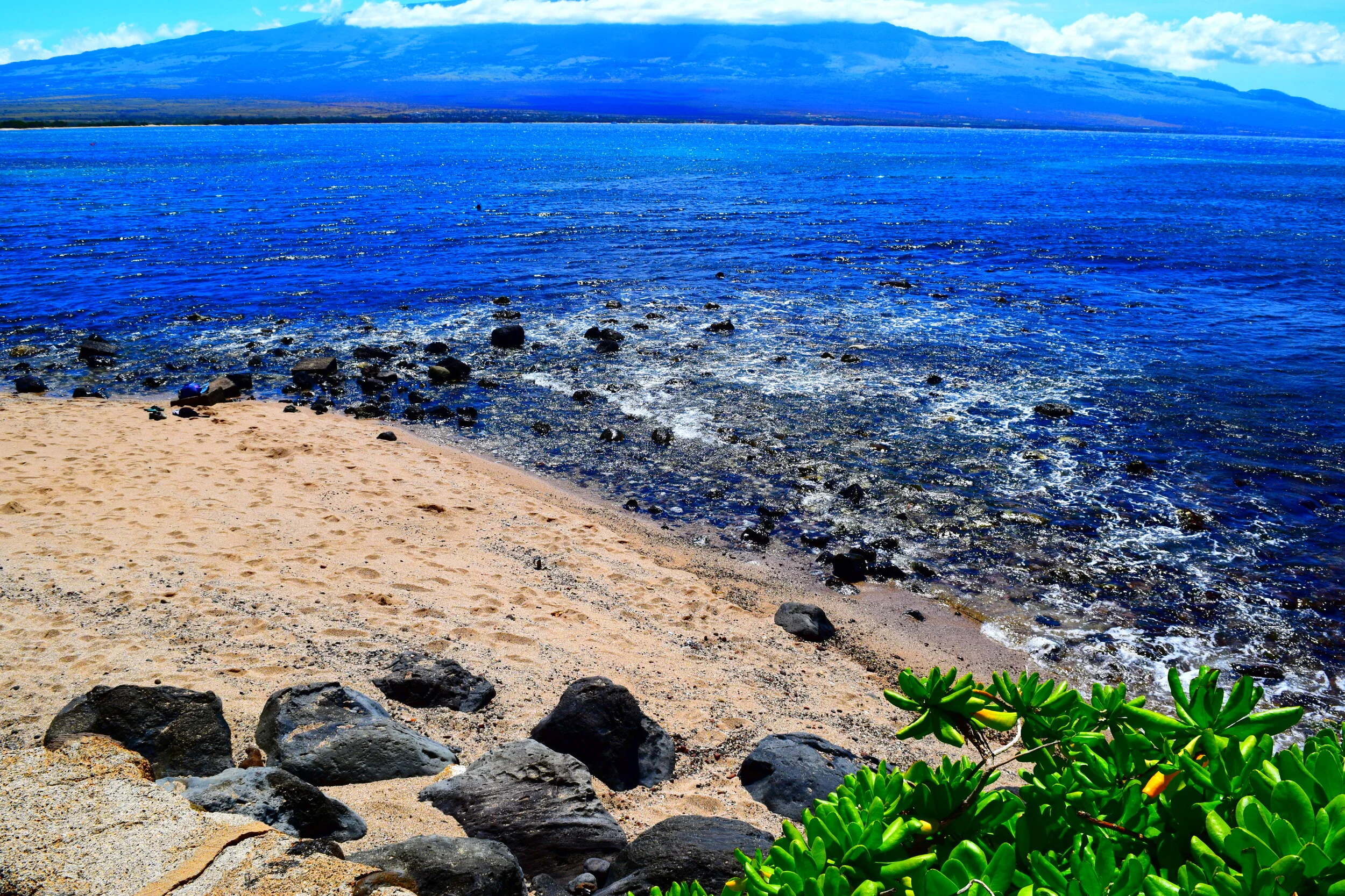  Little beach in Maui. 