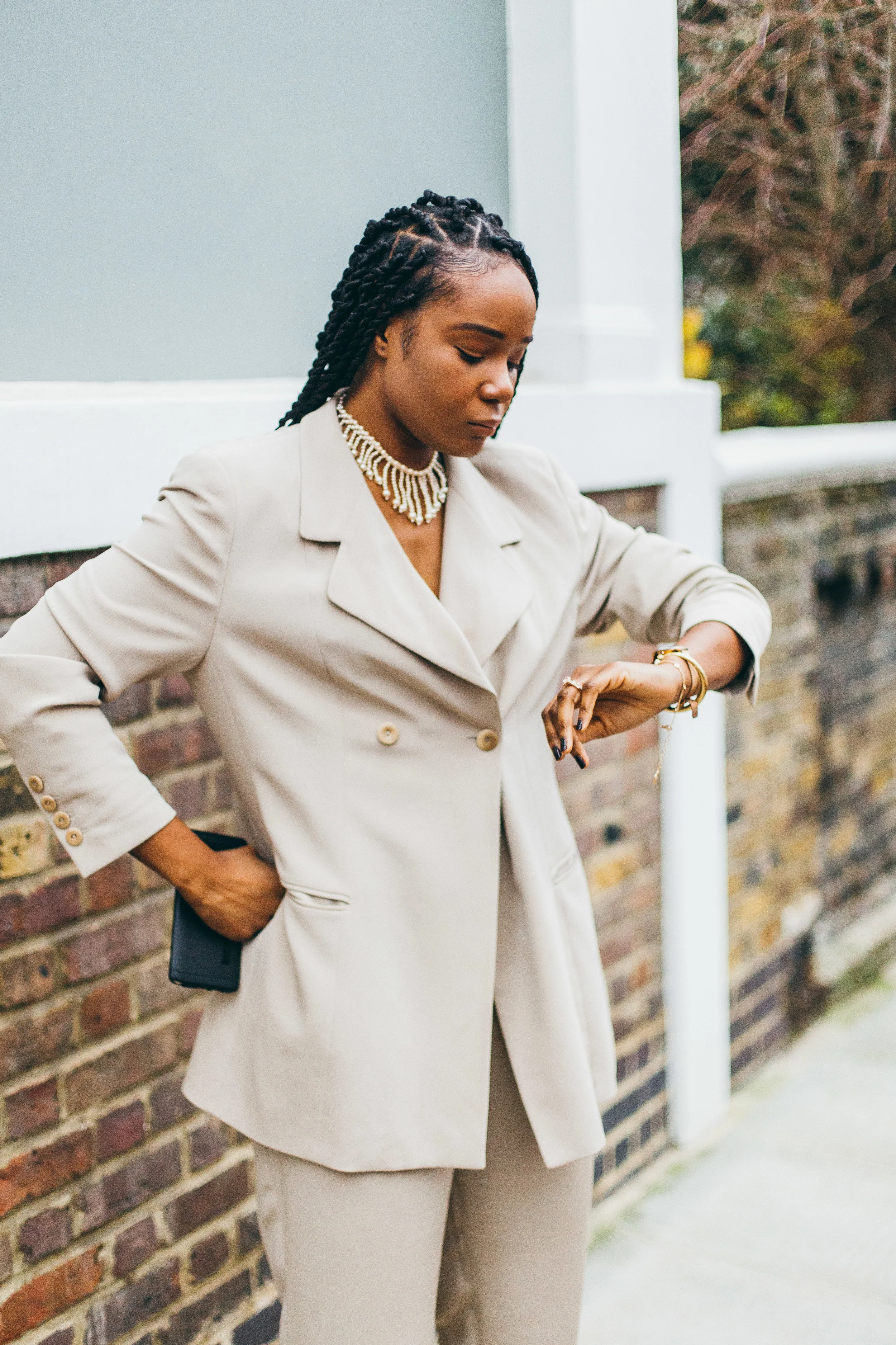 HOW TO WEAR A SUIT WITH CONFIDENCE