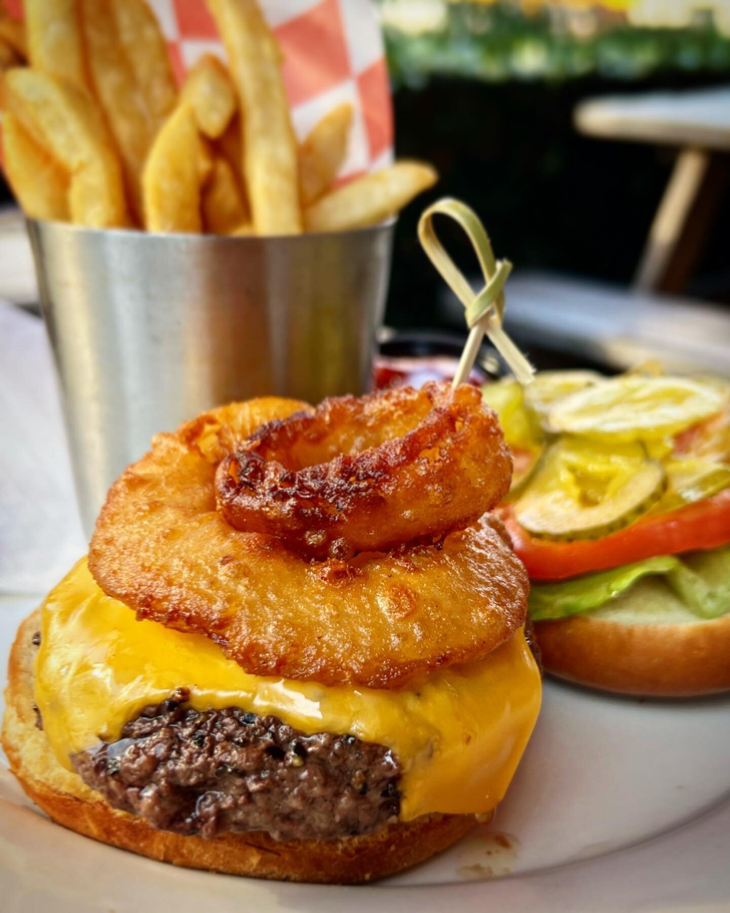 In case you needed MORE motivation to visit us!! It&rsquo;s always a good day for a great burger. Always. See you soon!! 🍺🍔🌇
.
.
.
.
.
.
#thehideawayseaport #cheeseburger #cheeseburgerinparadise #fidibar #fidirestaurant #nyc #nyceeeats #eeeats #yu
