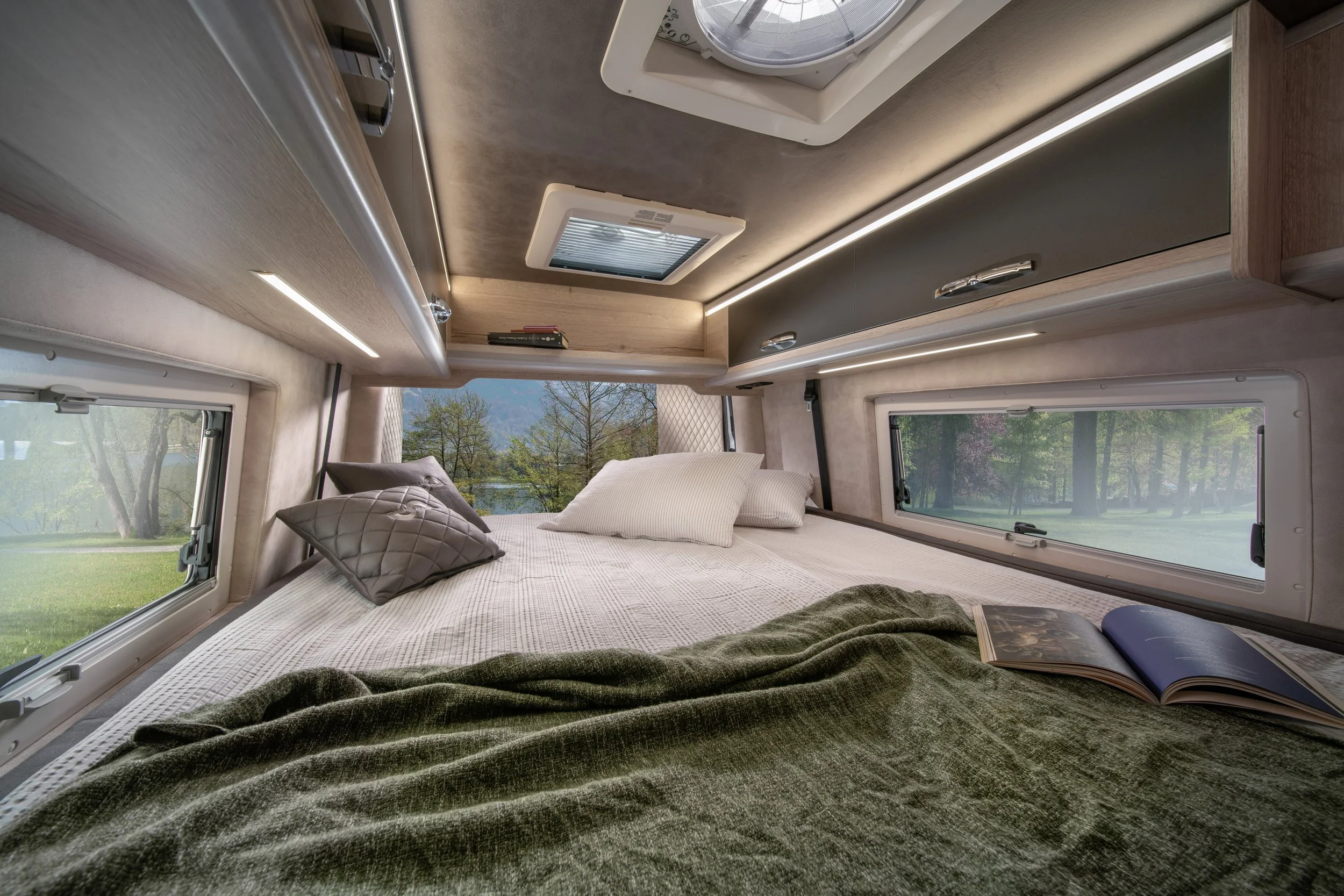 003_M182128_Mega_Re-Aktiv_680_S_bedroom_DSC_1553.jpg