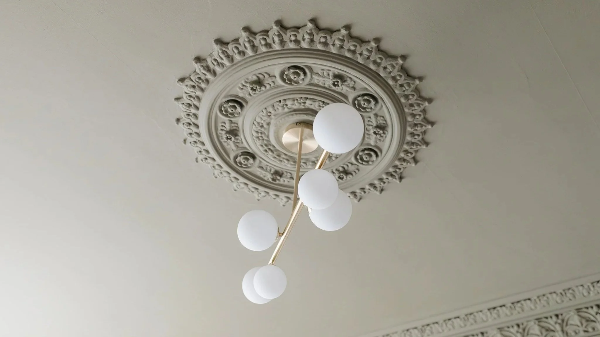 Green architectural ceiling rosette with modern brass pendant light ©Detail Movement Interiors