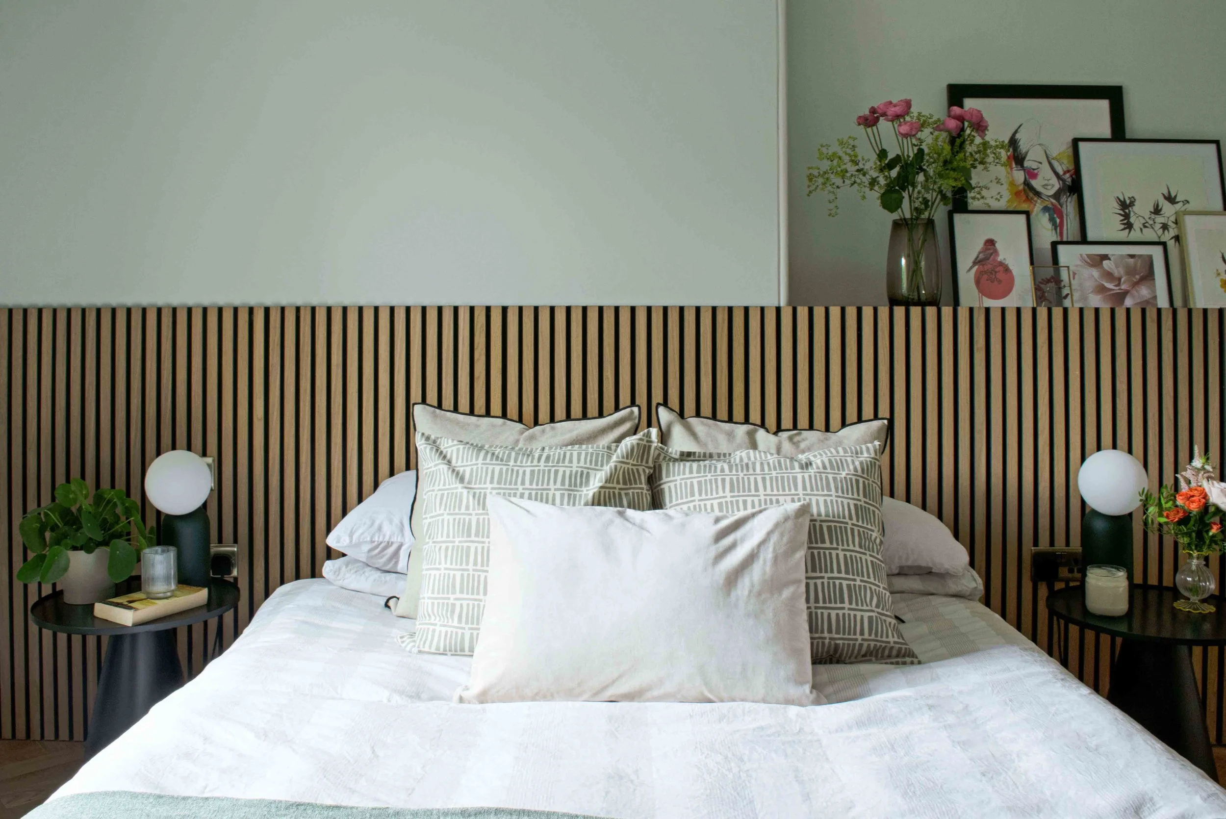 Bespoke bedroom headboard in Edinburgh 3 bedroom flat ©Detail Movement Interiors
