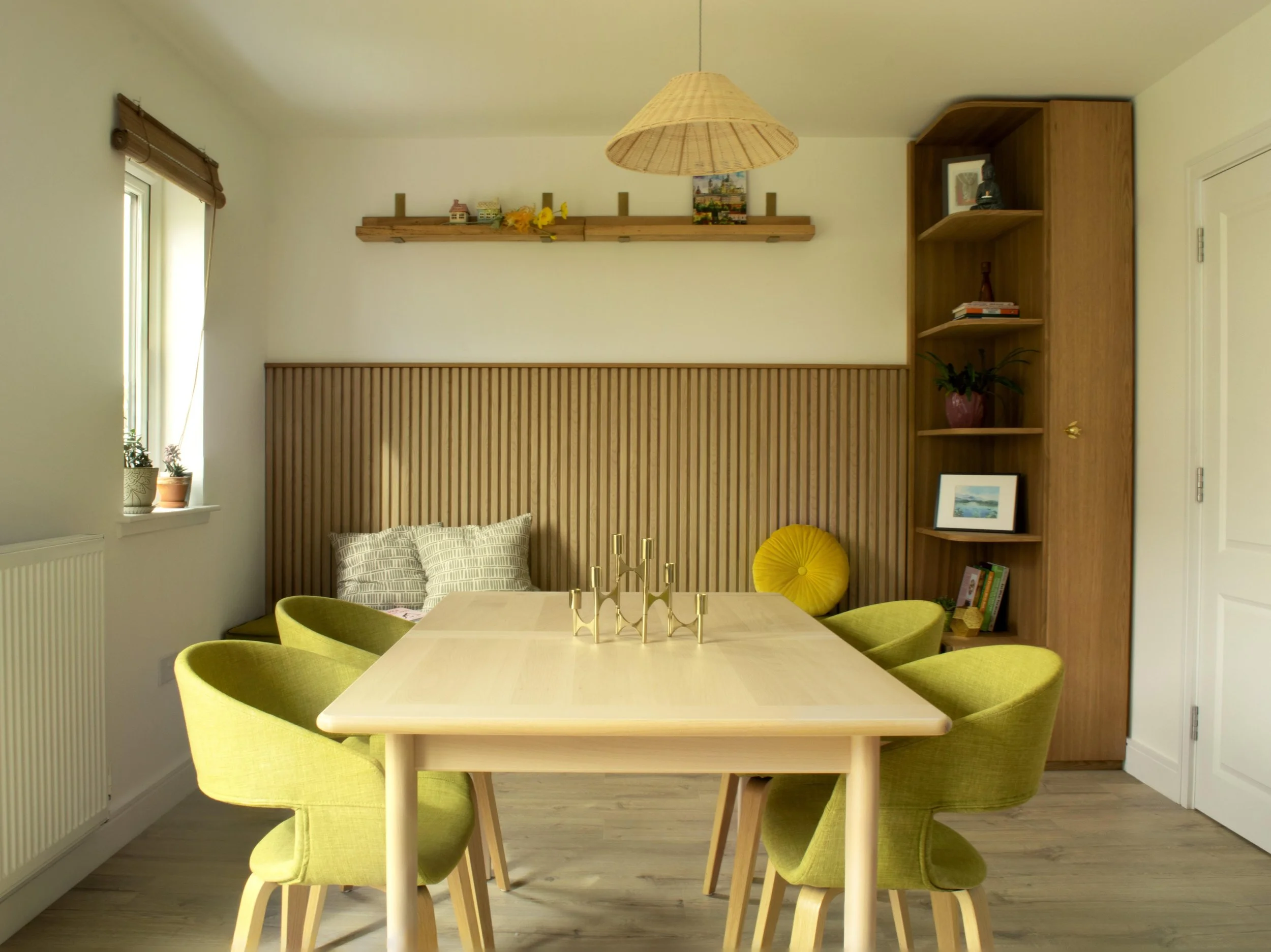Japandi dining area with a bespoke dining bench with built-in storage and open shelves ©Detail Movement Interiors