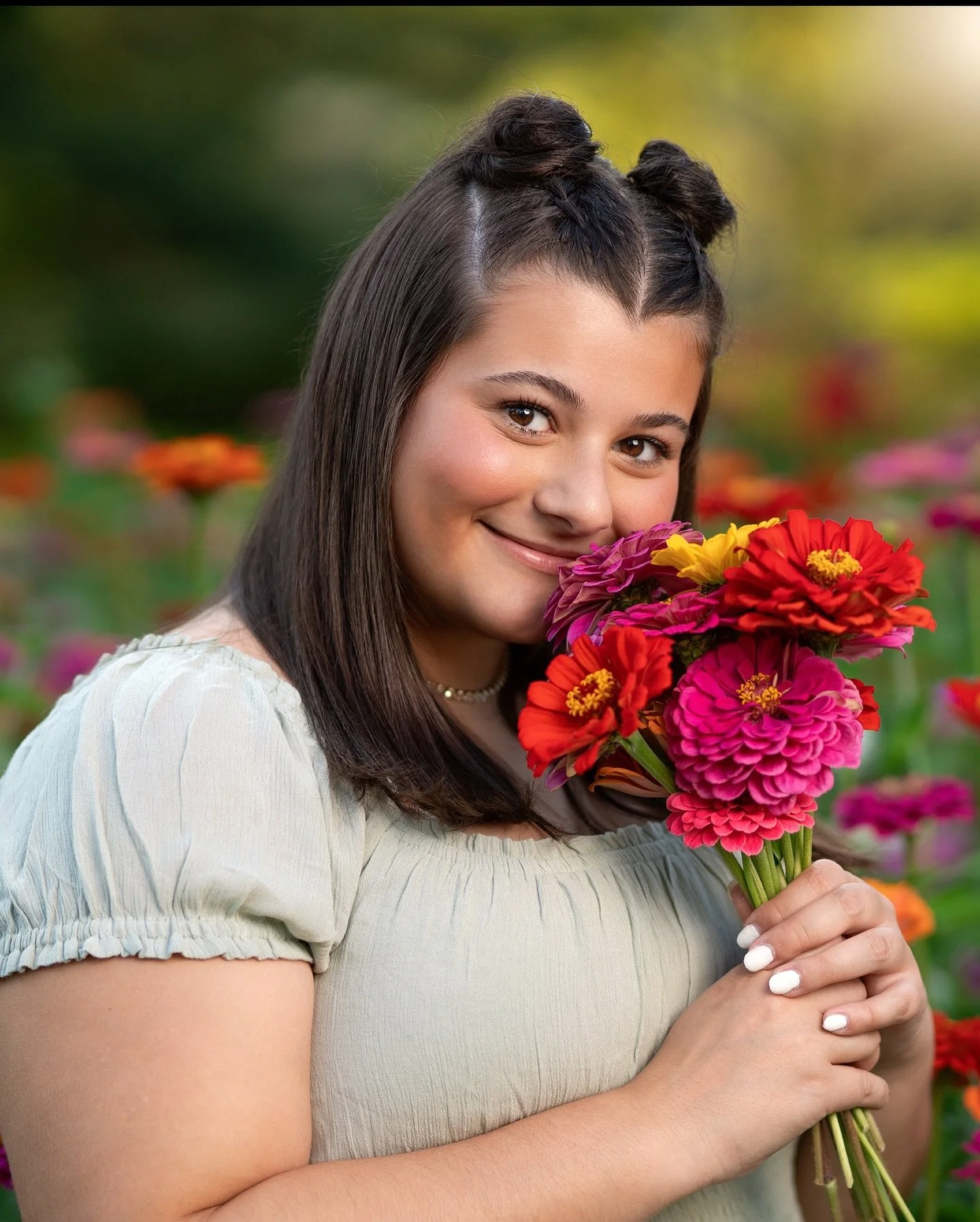 My zinnias just keep giving and giving 🌸💕 Emma looks just beautiful in them!
 
Emma💓Senior Model💓2025
@e_macrina26 

#floralfriday
#zinnia #californiagiant #dahlia #gladiola #goldenhour #evetaverneSENIORS #evetaverneMODELS
#posepatch @posepatch