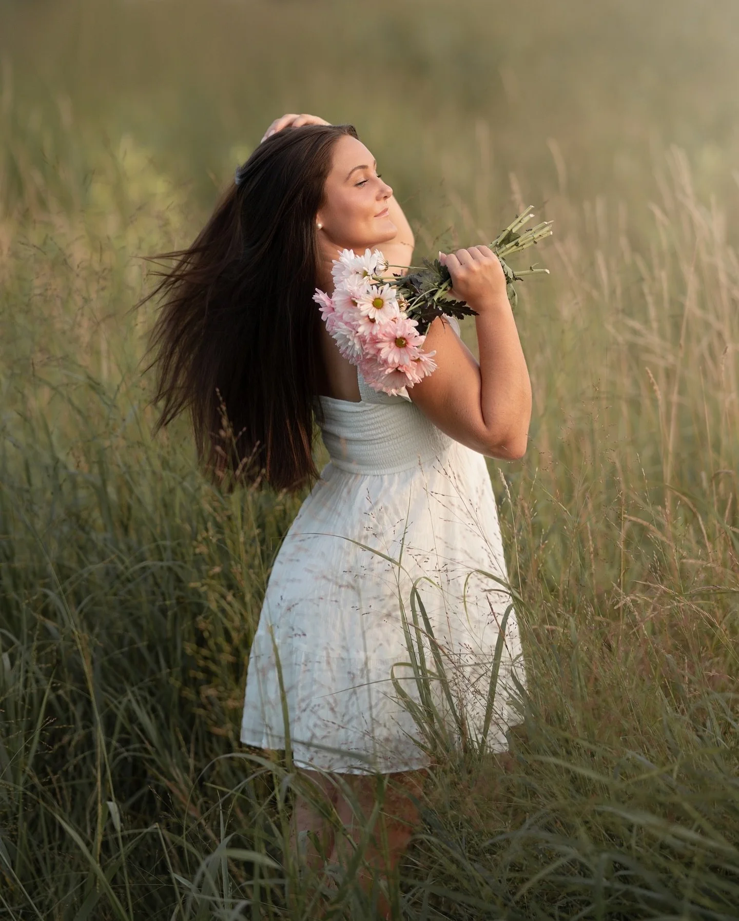 Annabel // W&rsquo;Boro //2025
@annabelskermont 

Beautiful Annabel with her cowboy boots, flowers and the relaxing vibe of this countryside theme 🌸👢You made this shoot effortless Annabel! 💕

#evetaverneSENIORS #posepatch #seniorstyleguide #classo